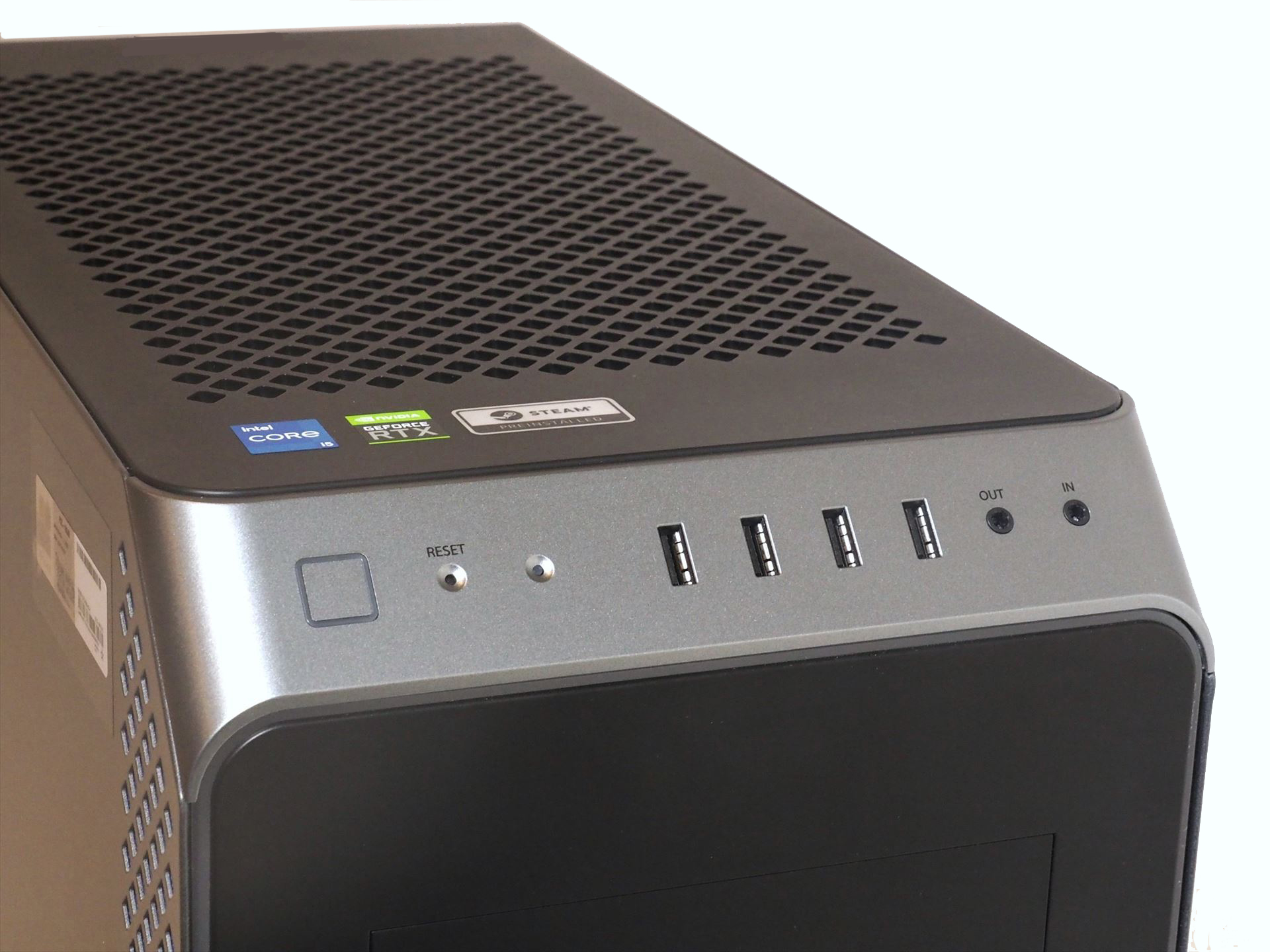 フロントパネルの上面が斜めにカットされており、USBポートなどへのアクセスがしやすい