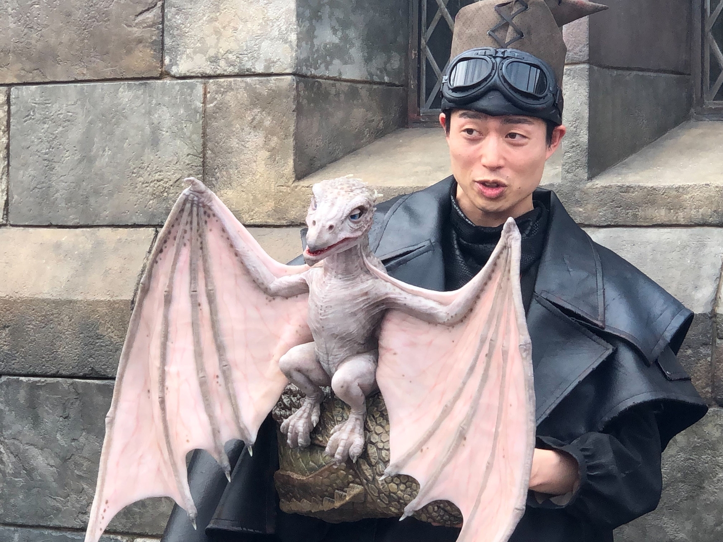 人相は悪いが憎めない様子の商人と可愛らしい「ベビードラゴン」