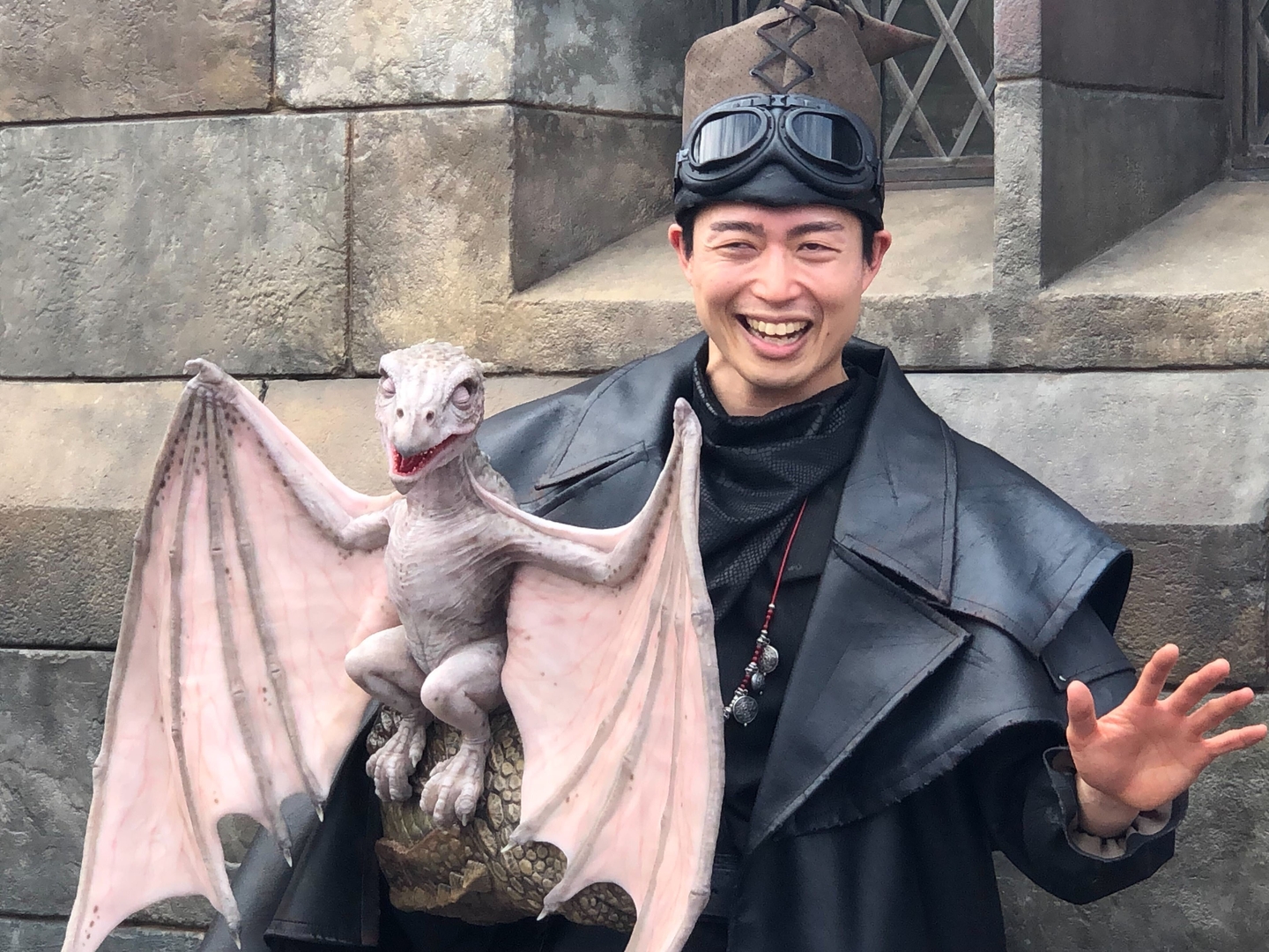 人相は悪いが憎めない様子の商人と可愛らしい「ベビードラゴン」