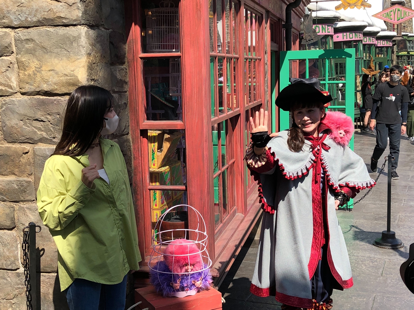 店員からの呼びかけが聞こえたら恥ずかしがらず手を挙げて写真を撮ろう