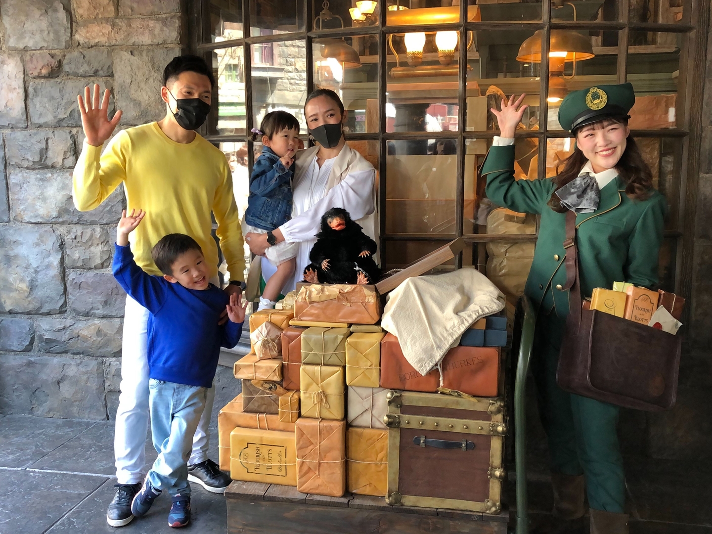 撮影の際にはニフラーのふわふわとした体毛に触れることもできる