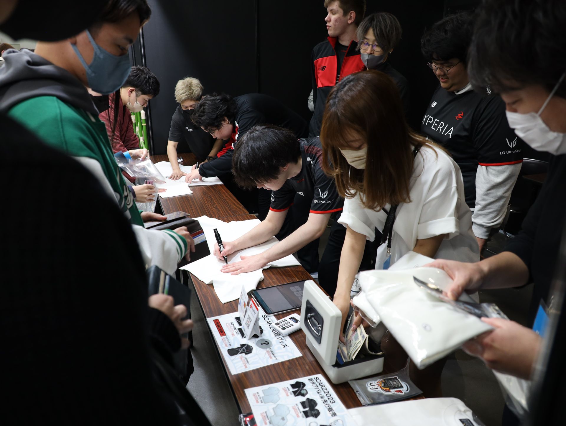 2日目コミュニティエリアでは、昨夜惜しくも敗れたSCARZの公式グッズサイン会が行われた