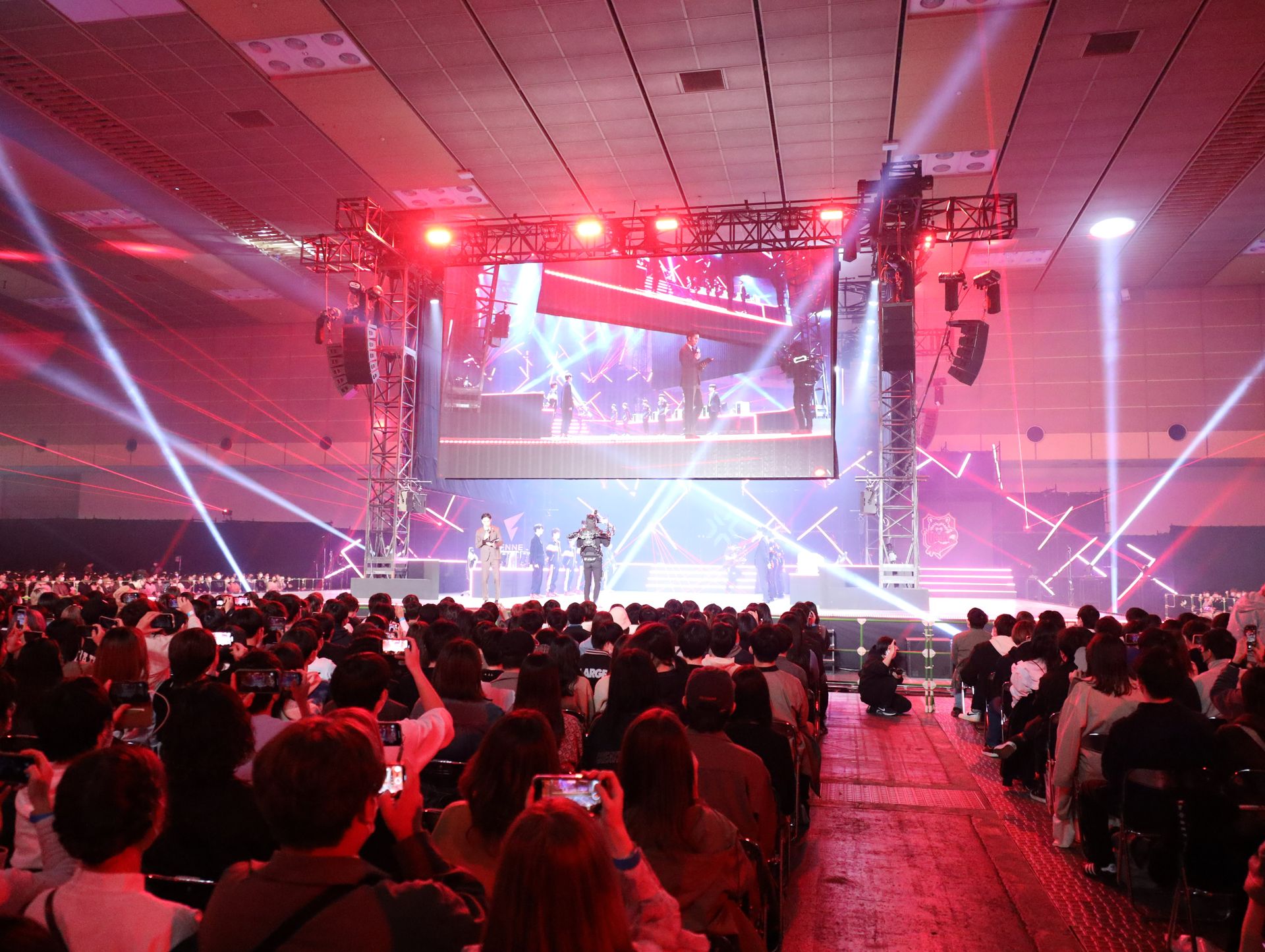 スパークを多用した派手な演出。選手入場時の選手のアクションもおもしろい