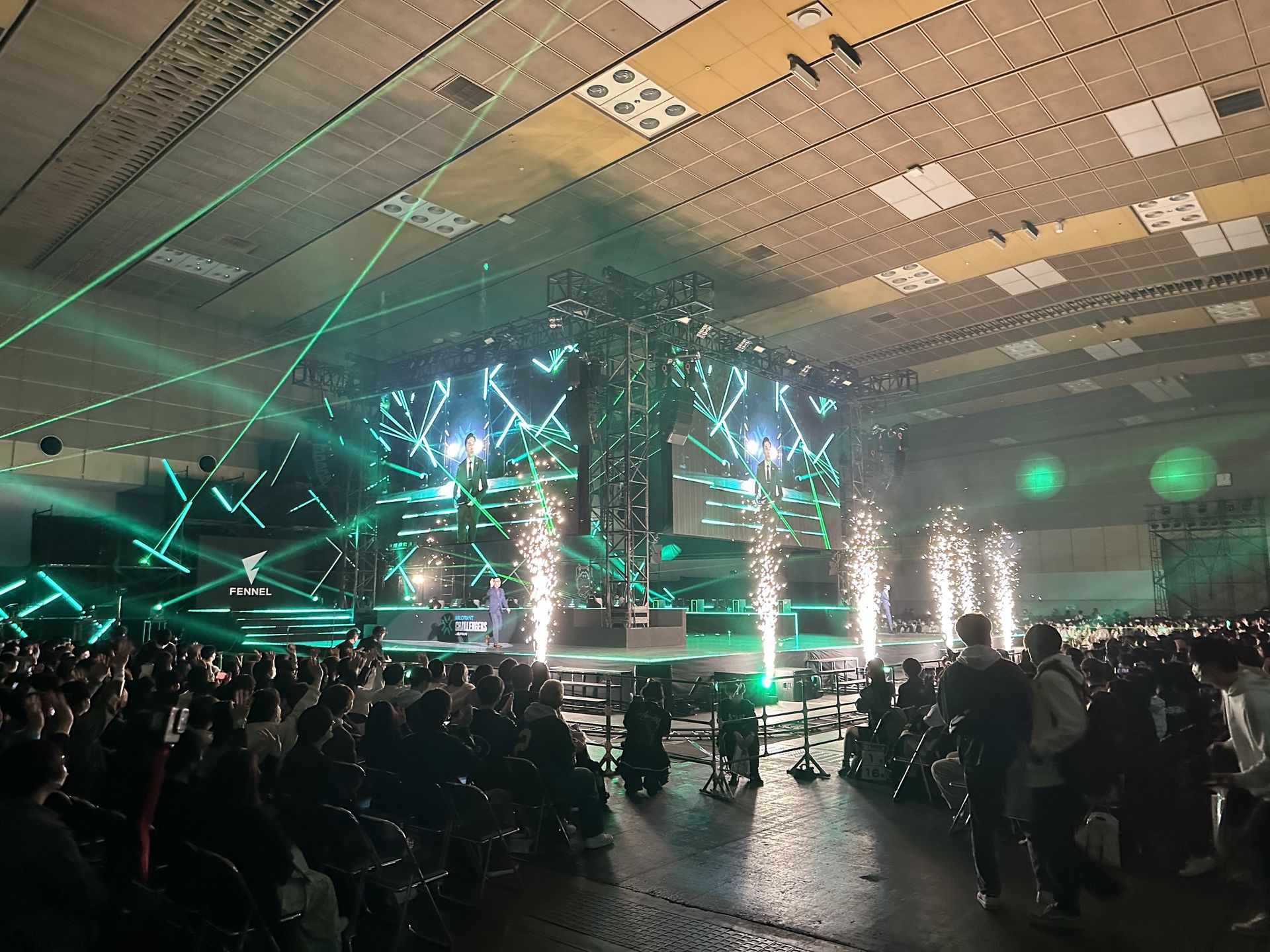 スパークを多用した派手な演出。選手入場時の選手のアクションもおもしろい