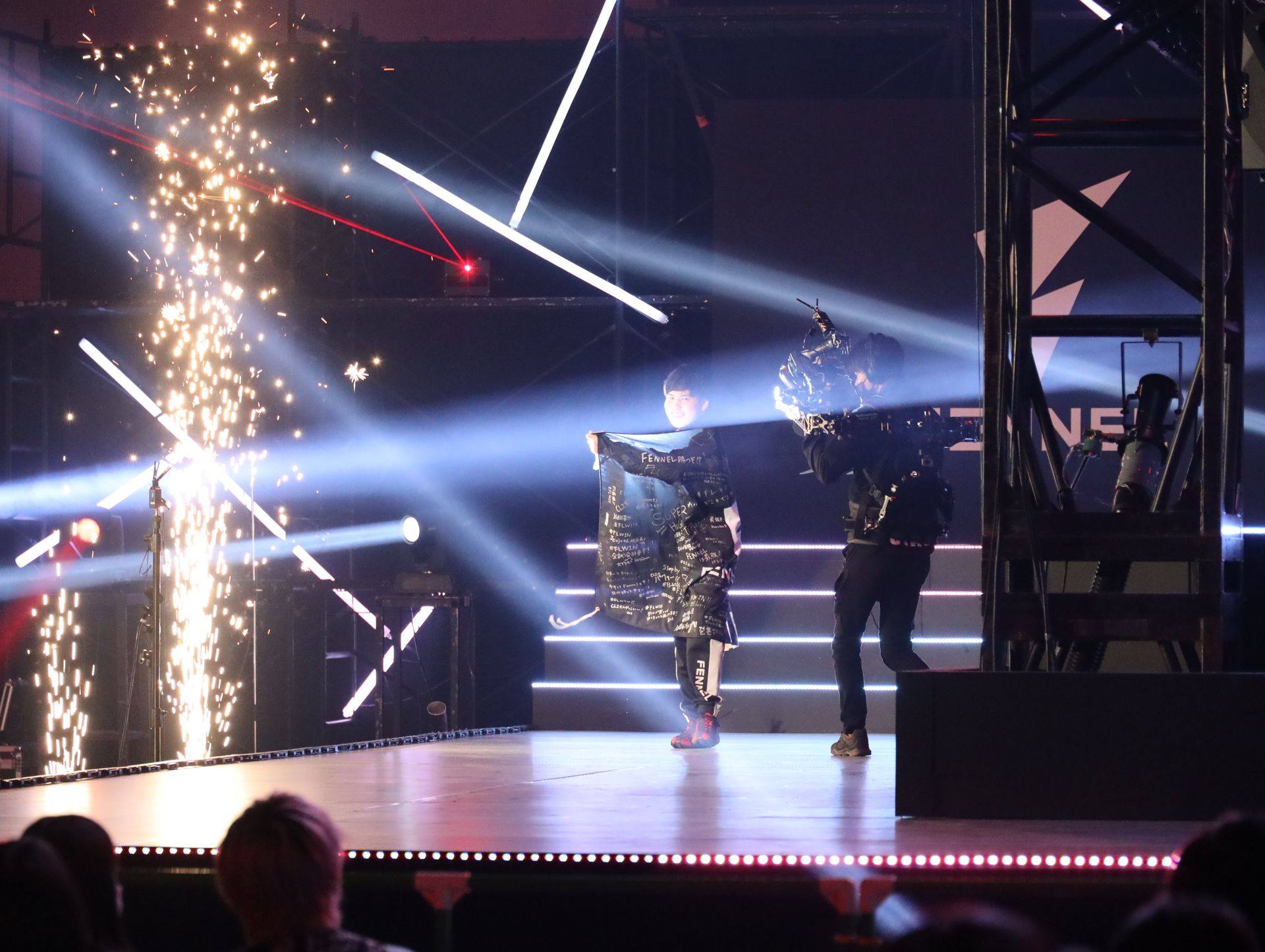 スパークを多用した派手な演出。選手入場時の選手のアクションもおもしろい