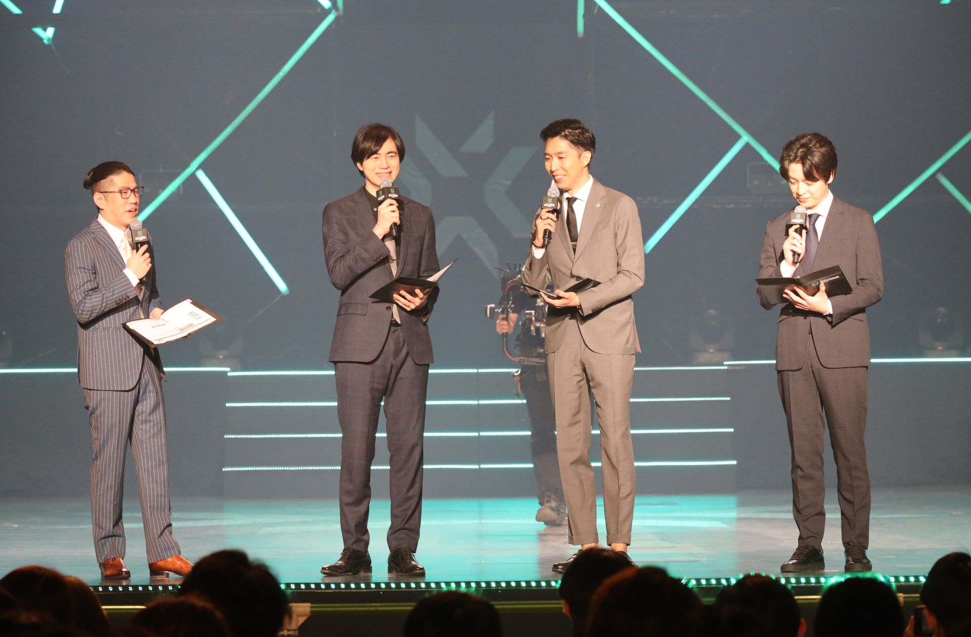 eスポーツファンにはお馴染みのキャスター陣。左よりOooDa氏、yukishiro氏、岸大河氏、yue氏