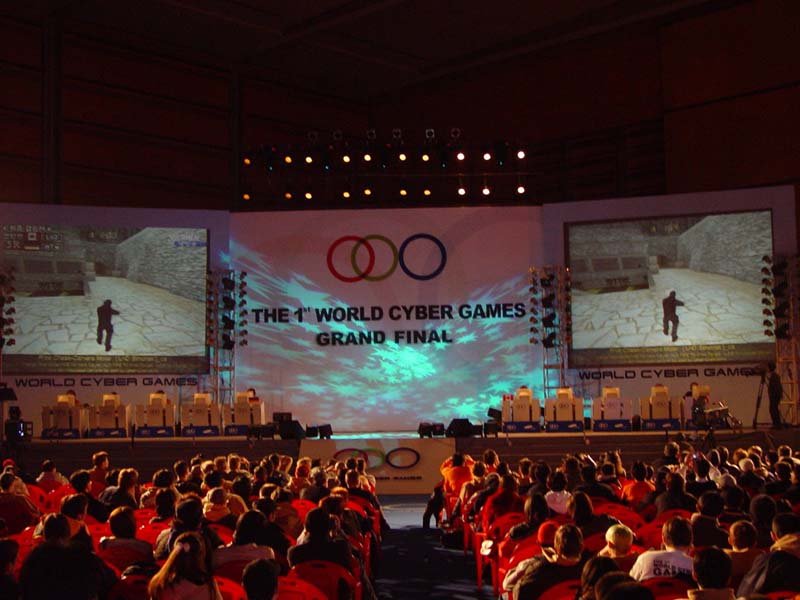 筆者が初めて取材したeスポーツの国際大会「World Cyber Games 2001」。写真は、「CS」の決勝戦の模様。この年は日本予選は開かれず、日本代表は送り込んでいない
