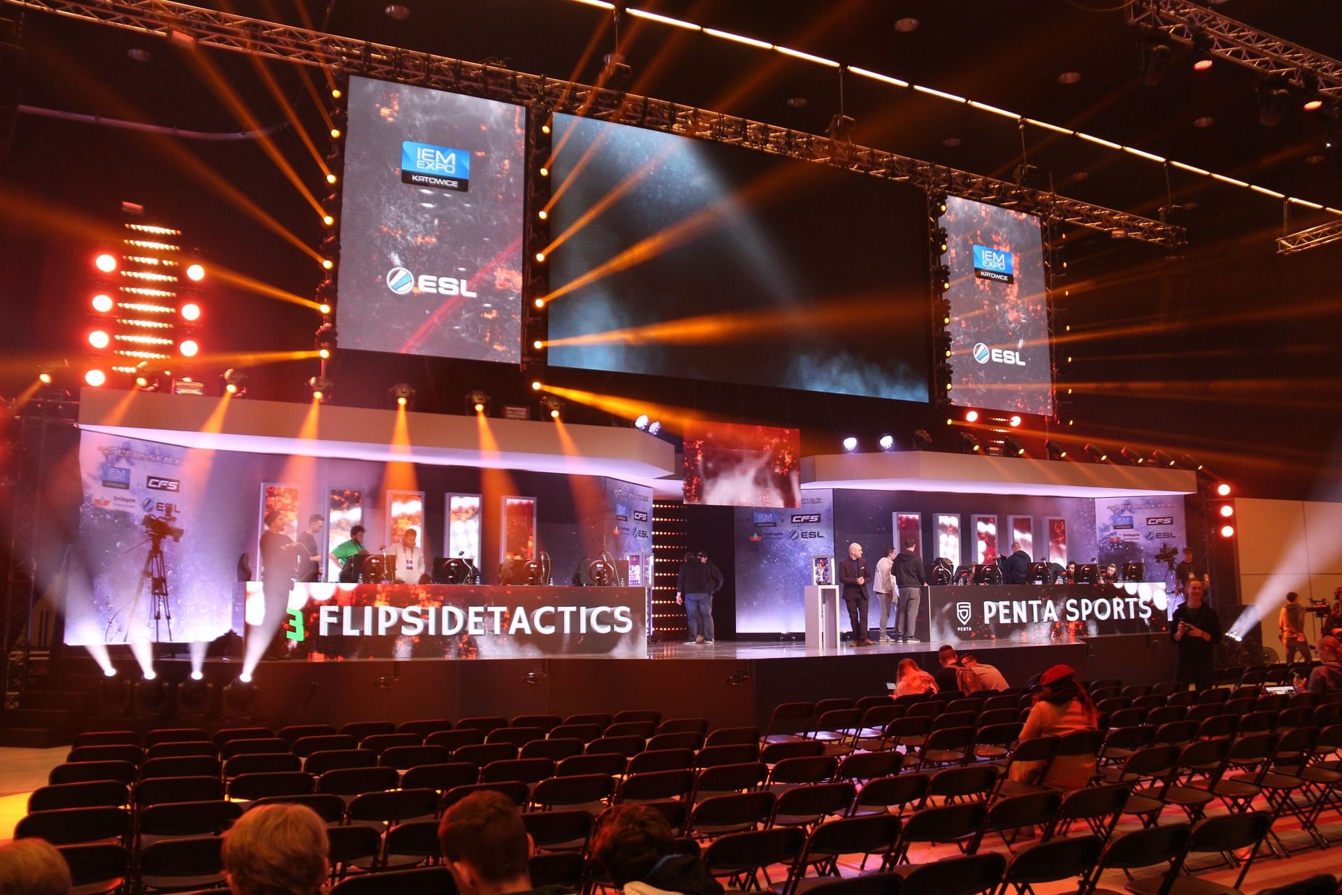 広い会場では、各種ワンデートーナメントが開催されている