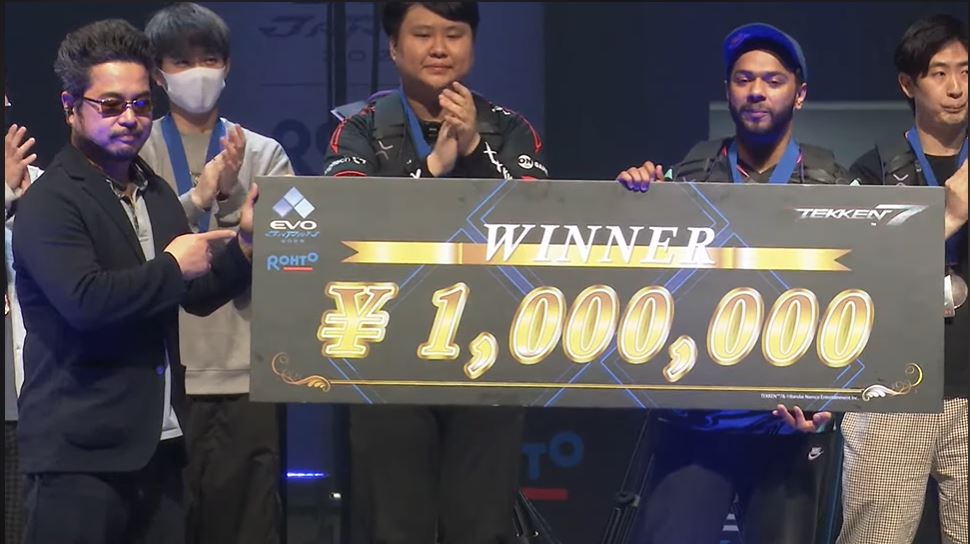 プロデューサーの原田勝弘氏から賞金100万円を贈呈されるAsh選手