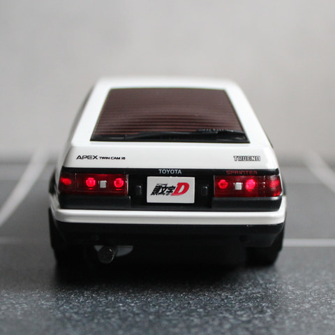 ☆カーマウス トヨタ スプリンタートレノAE86 ニッサン スカイラインGT-R 頭文字D」より藤原拓海が作中で運転する「AE86」の車体を再現した無線
