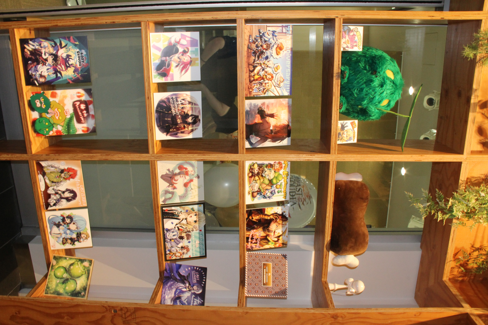 ユーザ参加企画のグランゼリア美術館では、ユーザーからの作品を募集中だ。（4月15日まで）これに絡み、「ラストクラウディア」に関わるメンバーから寄せられた周年を祝うイラストが飾られていた