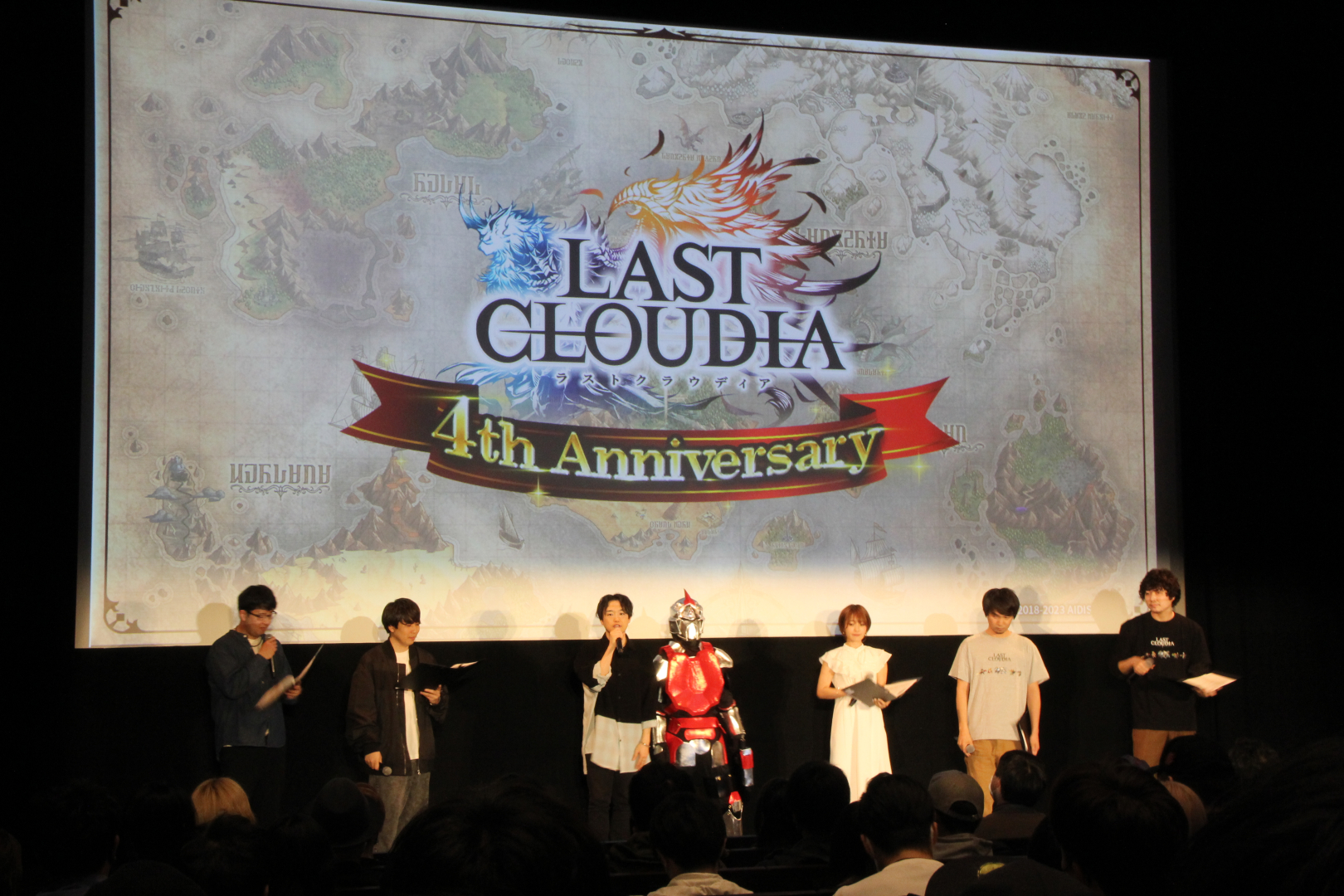 配信終了後、バルセロを演じていた野田てつろうさんがシークレットゲストとして登場し、バルセロや製作陣と共に記念撮影に臨んだ