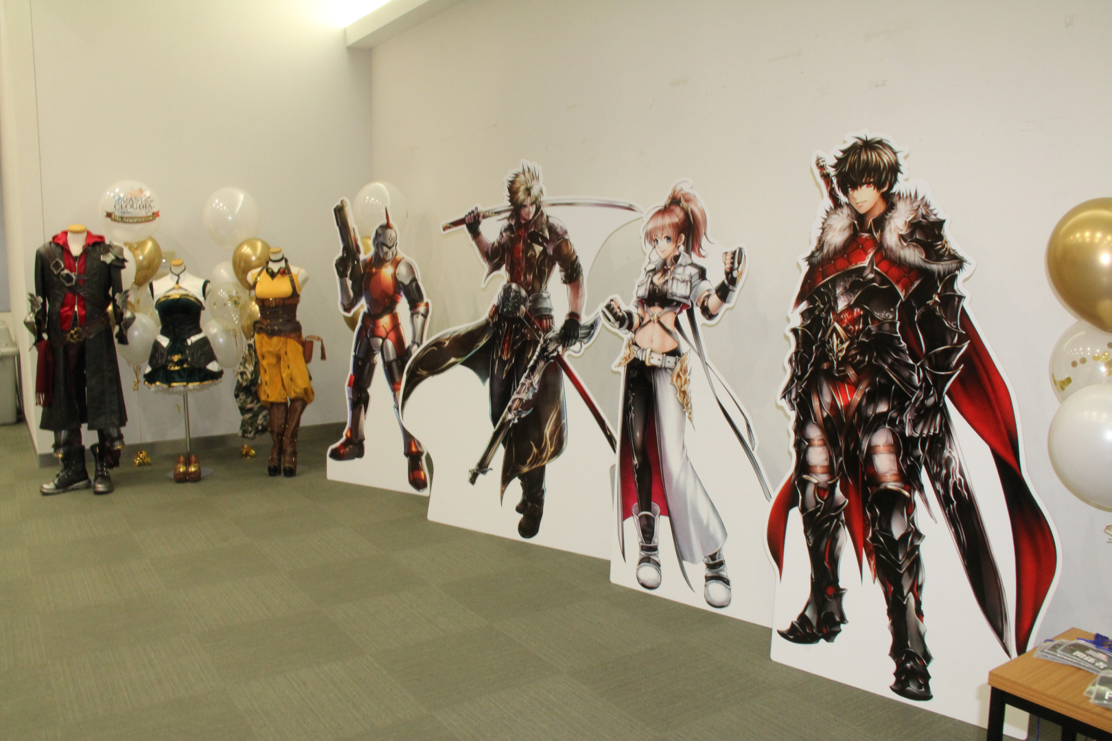 会場の入口付近には、本作に関する装飾品などが展示されていた