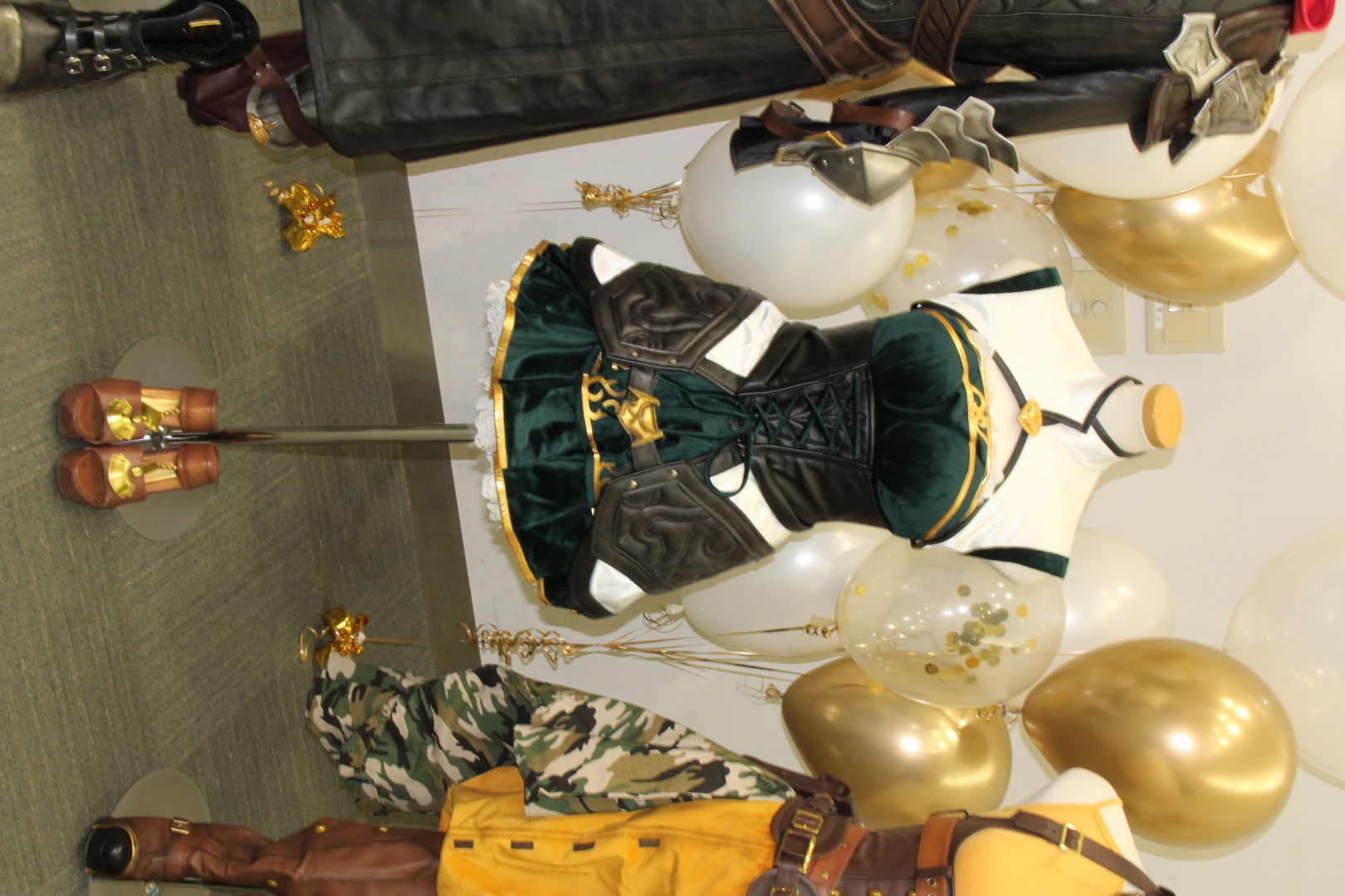 会場の入口付近には、本作に関する装飾品などが展示されていた