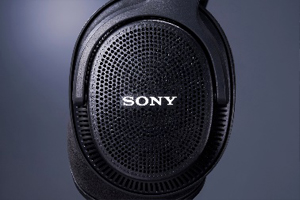 ソニー、クリエイター向け背面開放型モニターヘッドホン「MDR-MV1」を5