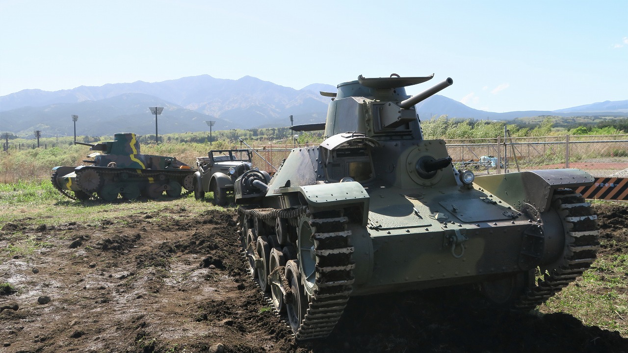 手前からレストアされた九五式軽戦車、くろがね四起、九五式軽戦車 実物大プロップ