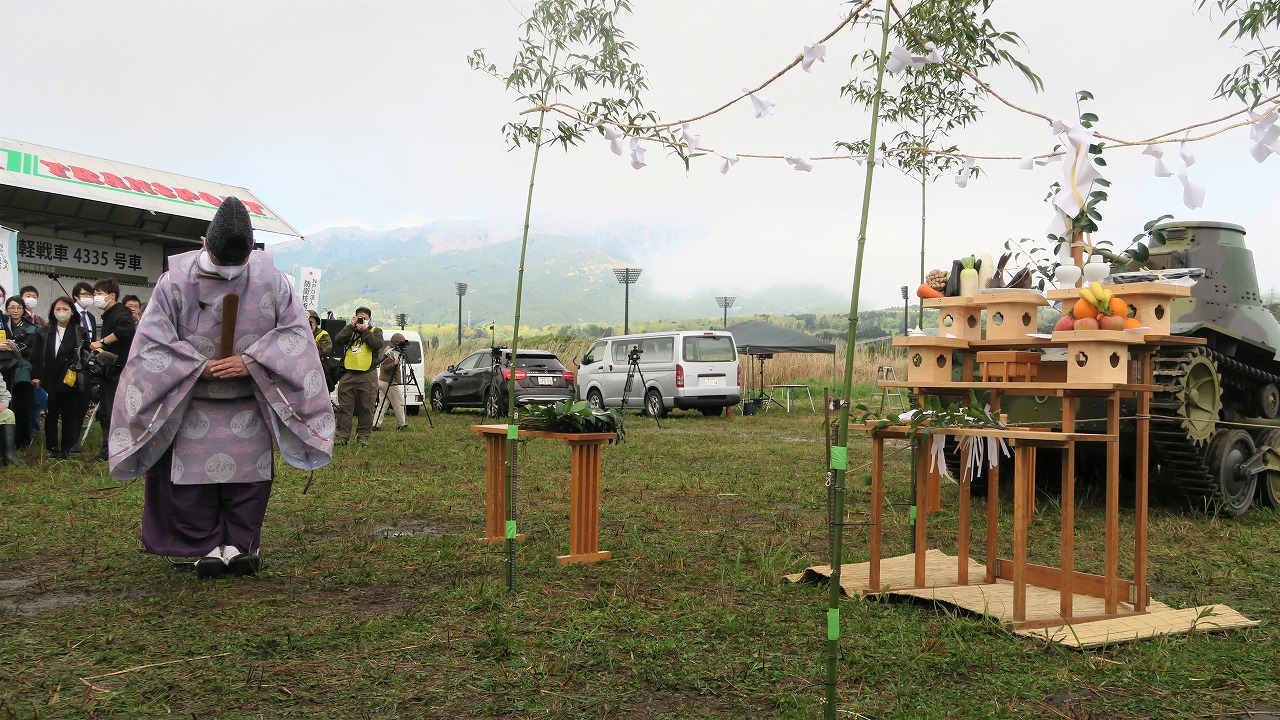 竈諏訪神社宮司に祝詞をあげてもらう 九五式軽戦車 4335号車