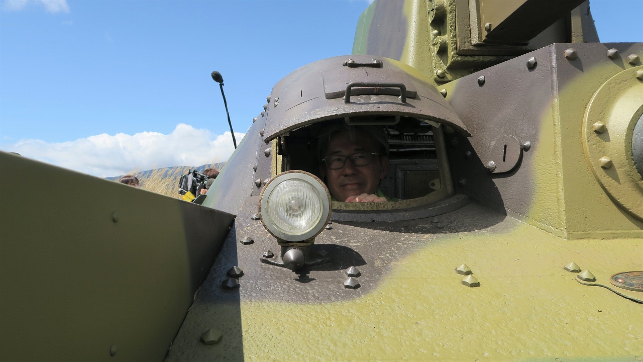 九五式軽戦車の操縦手は小林氏が担当