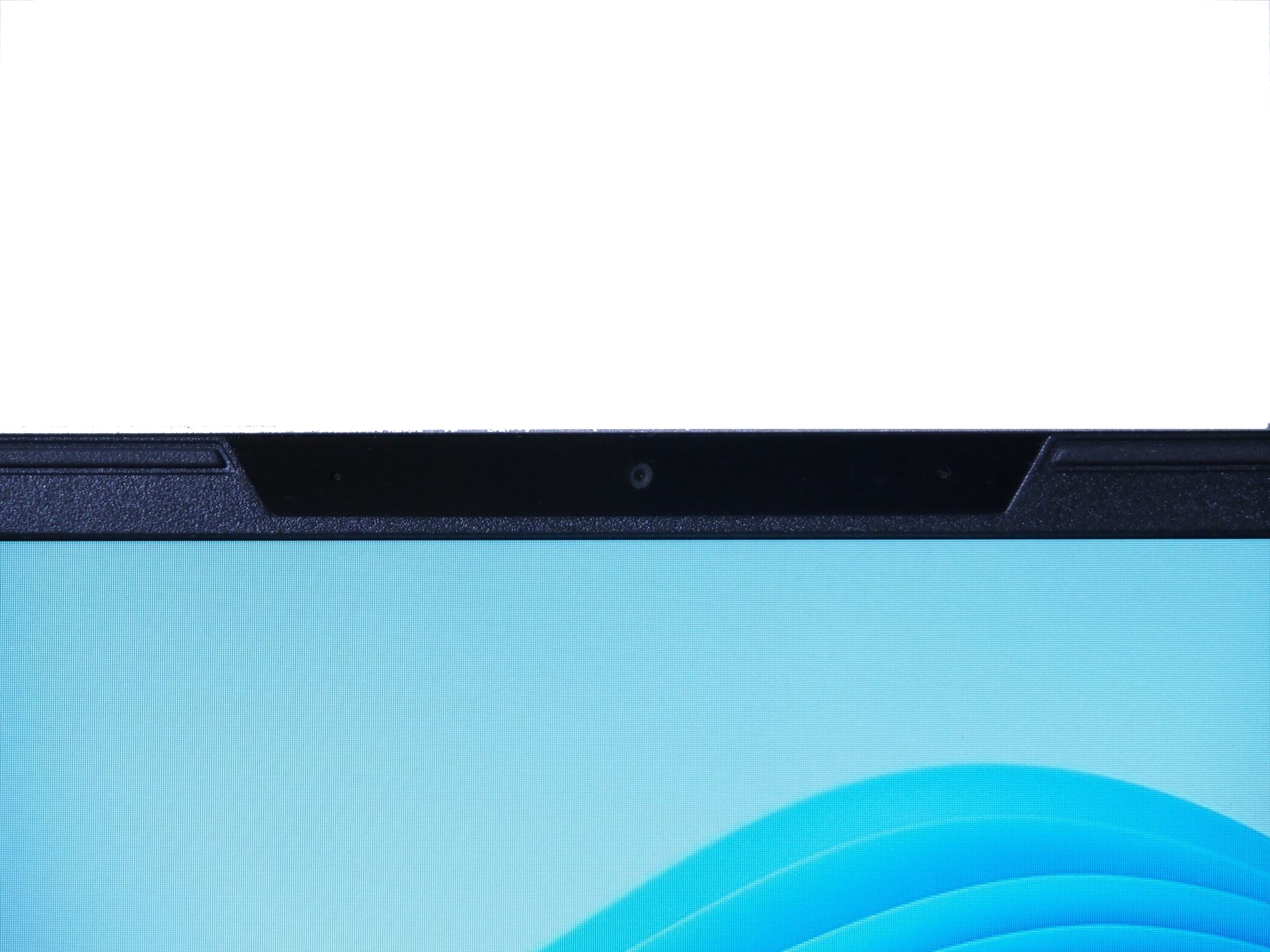 液晶上部には、HD画質のWebカメラとWindows Hello対応の顔認証用IRカメラが搭載されている