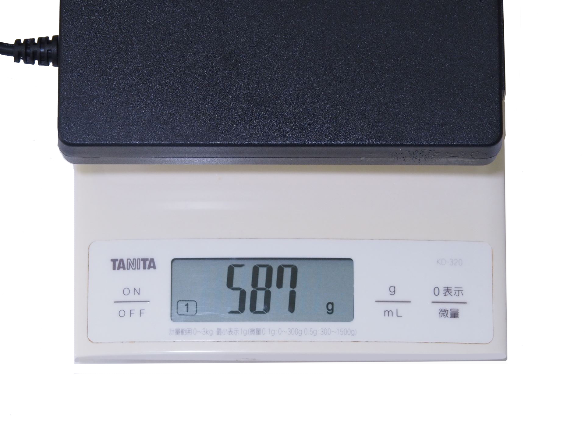 ACアダプターの重量（ケーブル込み）は実測で587gであった