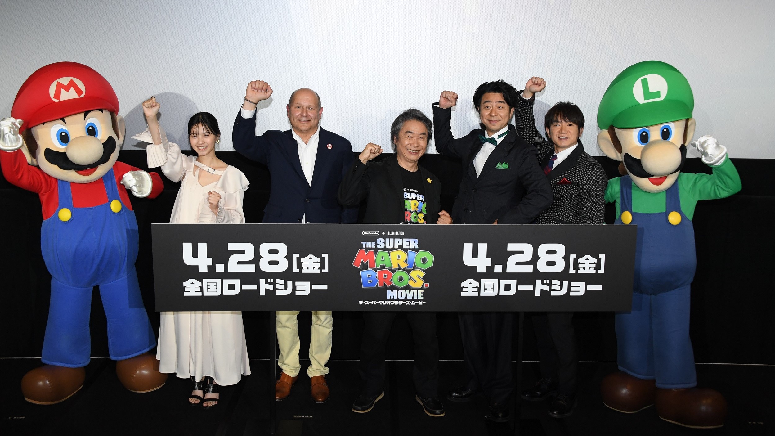 マリオとルイージもそろっての舞台挨拶の様子