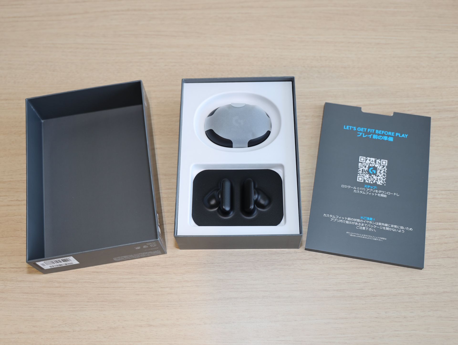 QRコードが描かれたカバーを外すと、本体とケースが見えてくる