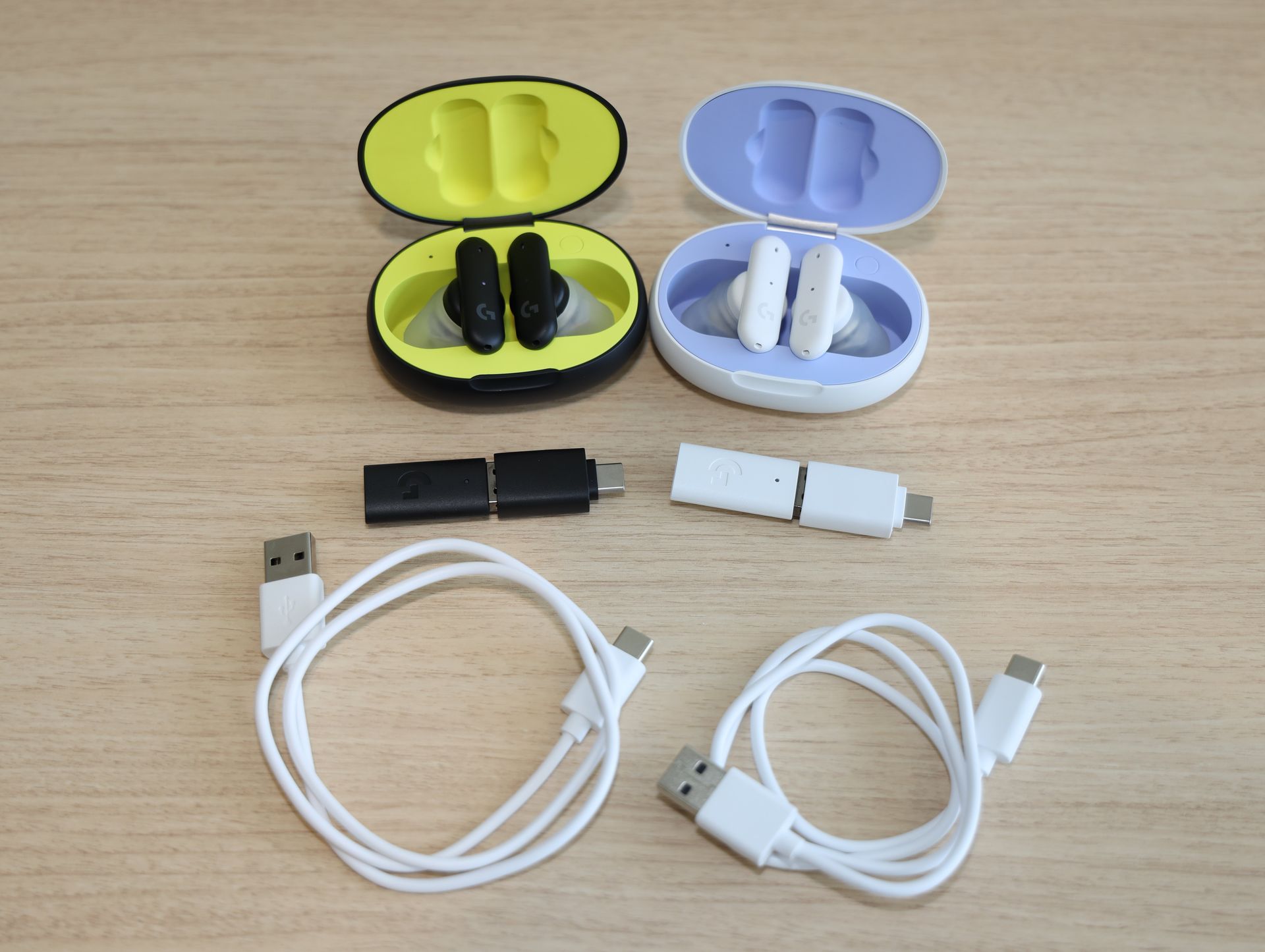 同梱物は、本体、ケースのほか、USBドングルと充電用のUSBケーブルが付属している