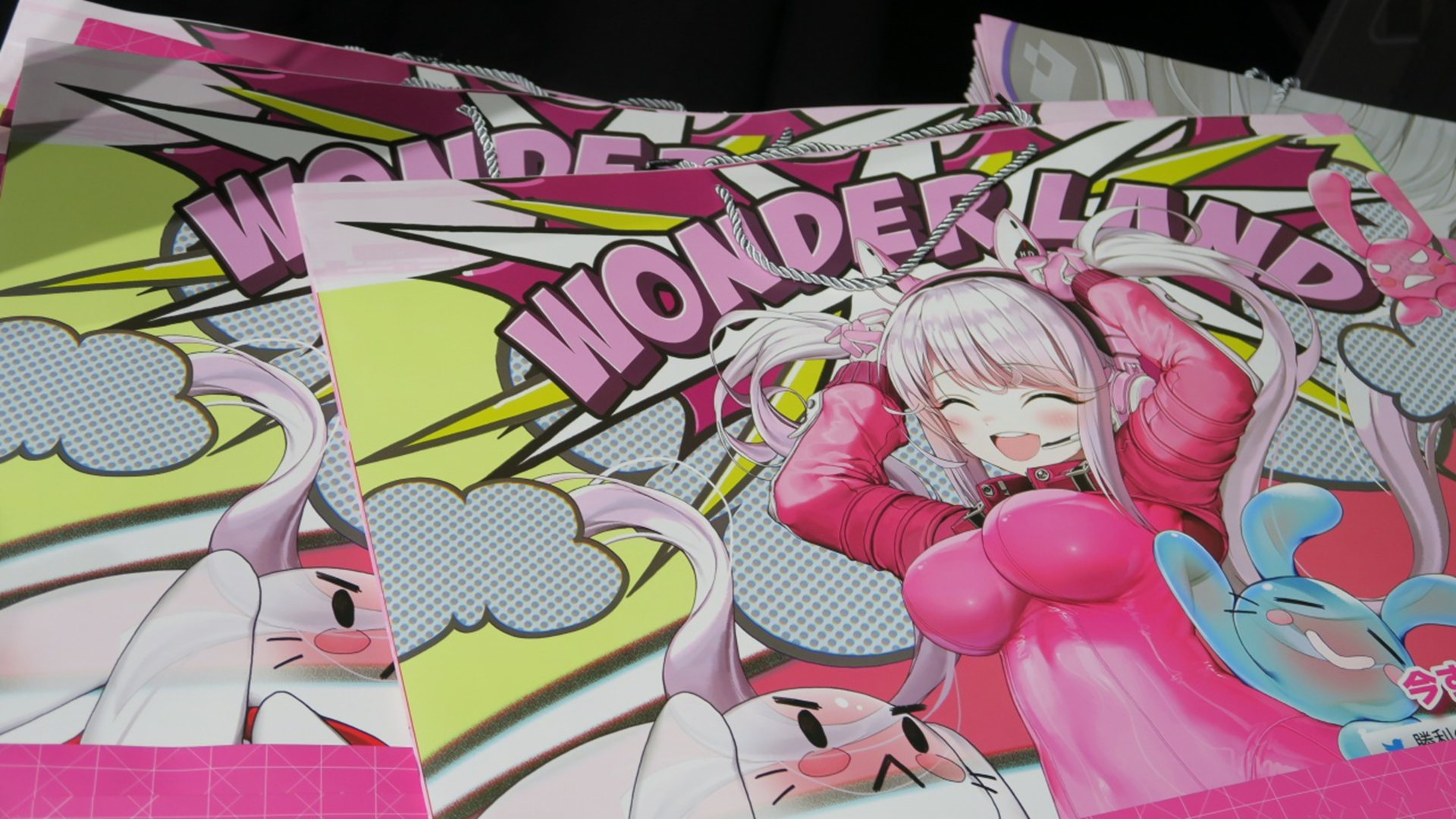 巨大ガチャでもらえる景品達。試遊エリアに参加すると「NIKKE」のショッパーと巨大ガチャへの挑戦権を得られる。なお、ショッパーはかなり大きなサイズになっている