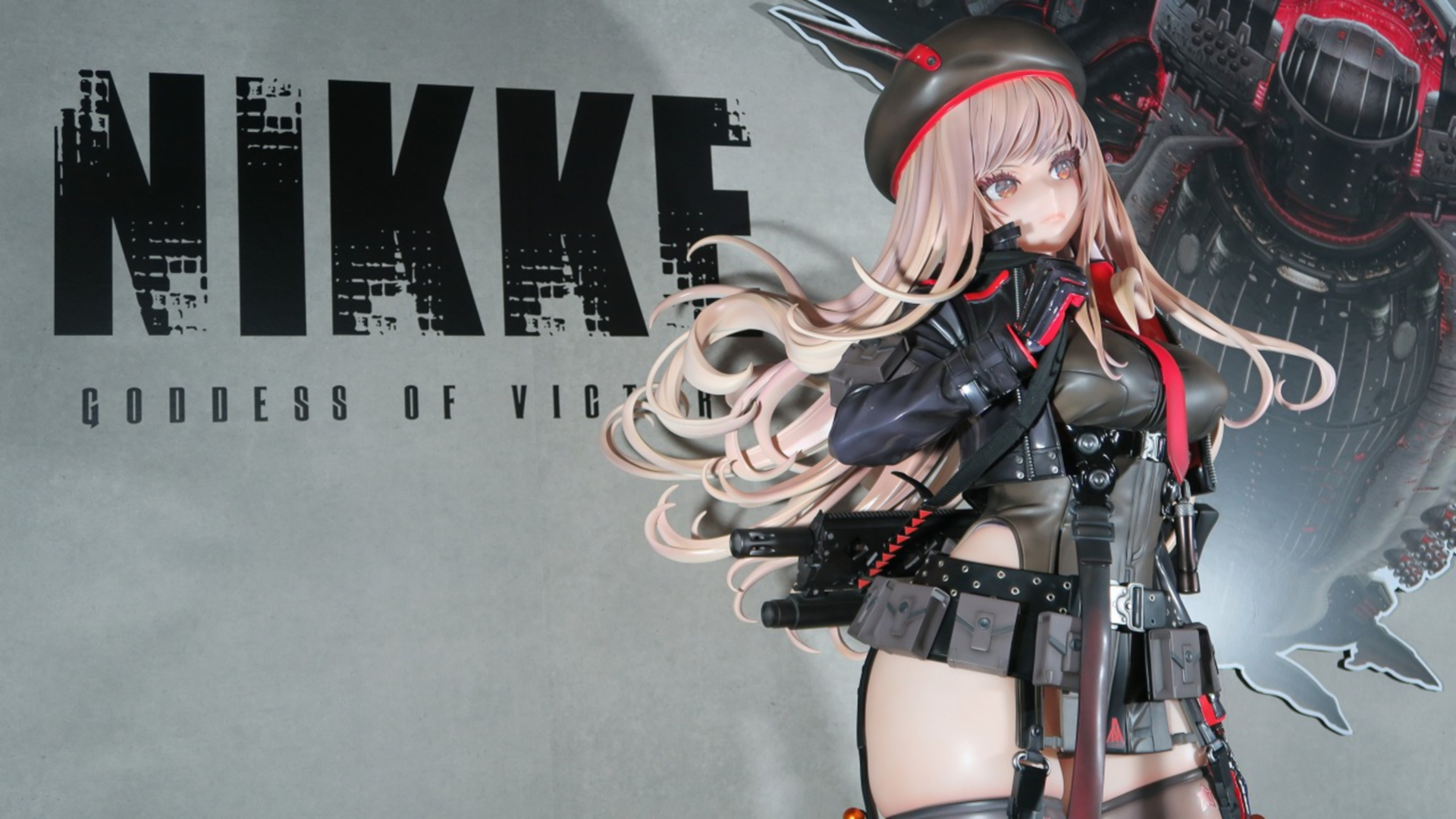 リアル10連ガチャエリアの隣には等身大RAPI（ラピ）が展示されている