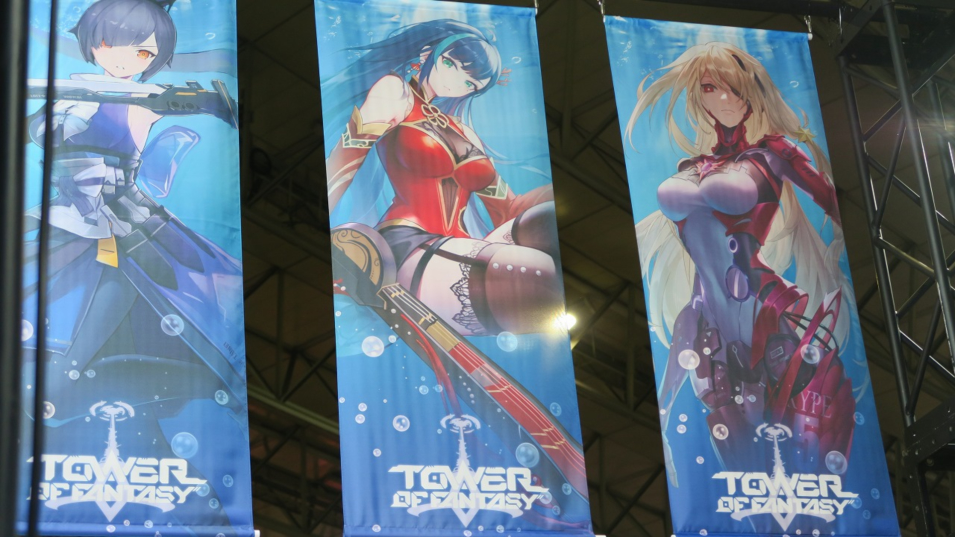 ブース内には新衣装姿の「凛夜」のタペストリーが展示