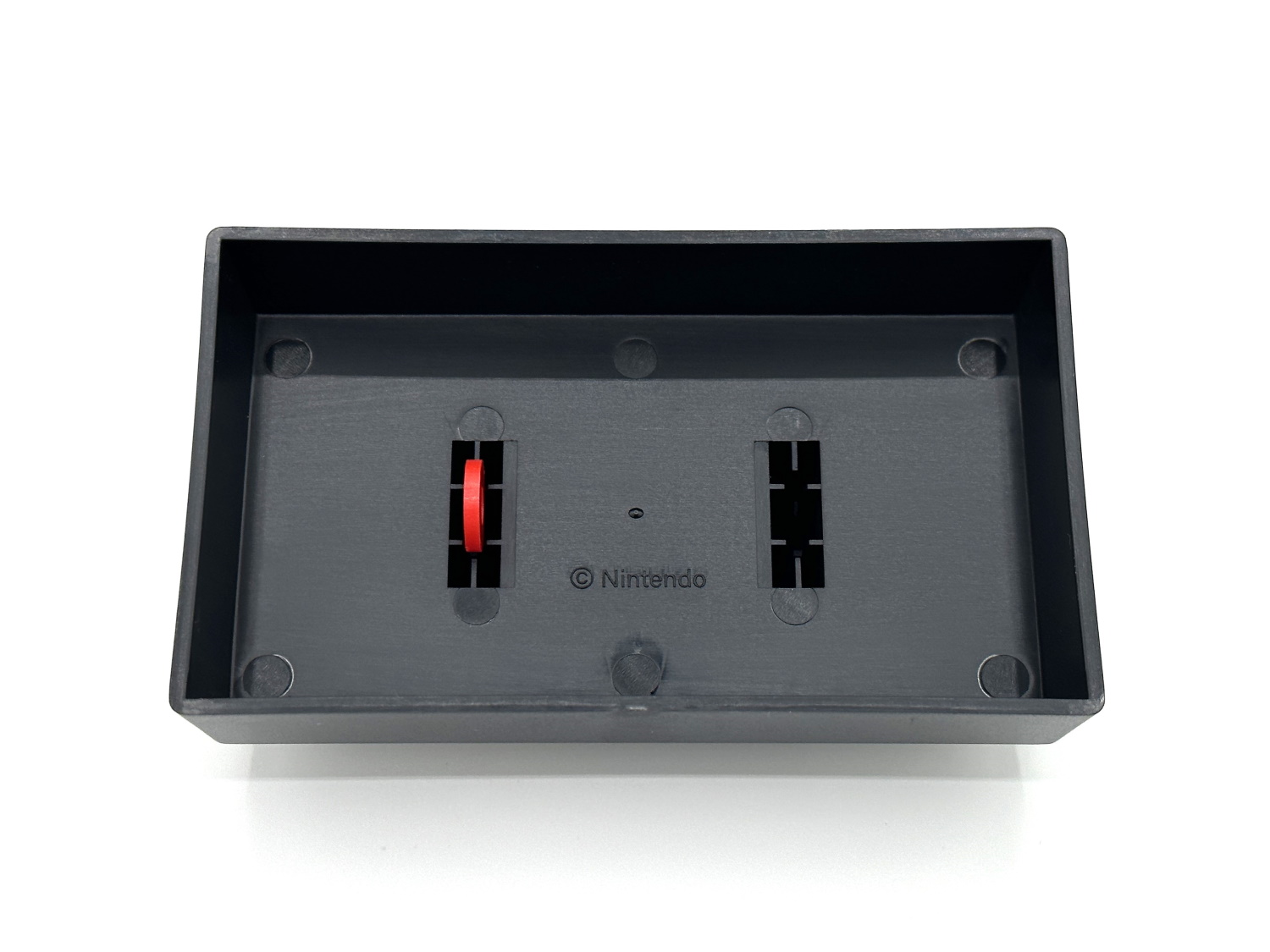 スタンド背面には、ハートの器を“割る”際に使う赤いオープナーが格納されている