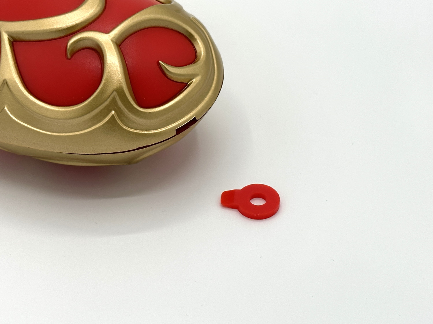 このオープナーを差込んで、手前側にひねると……