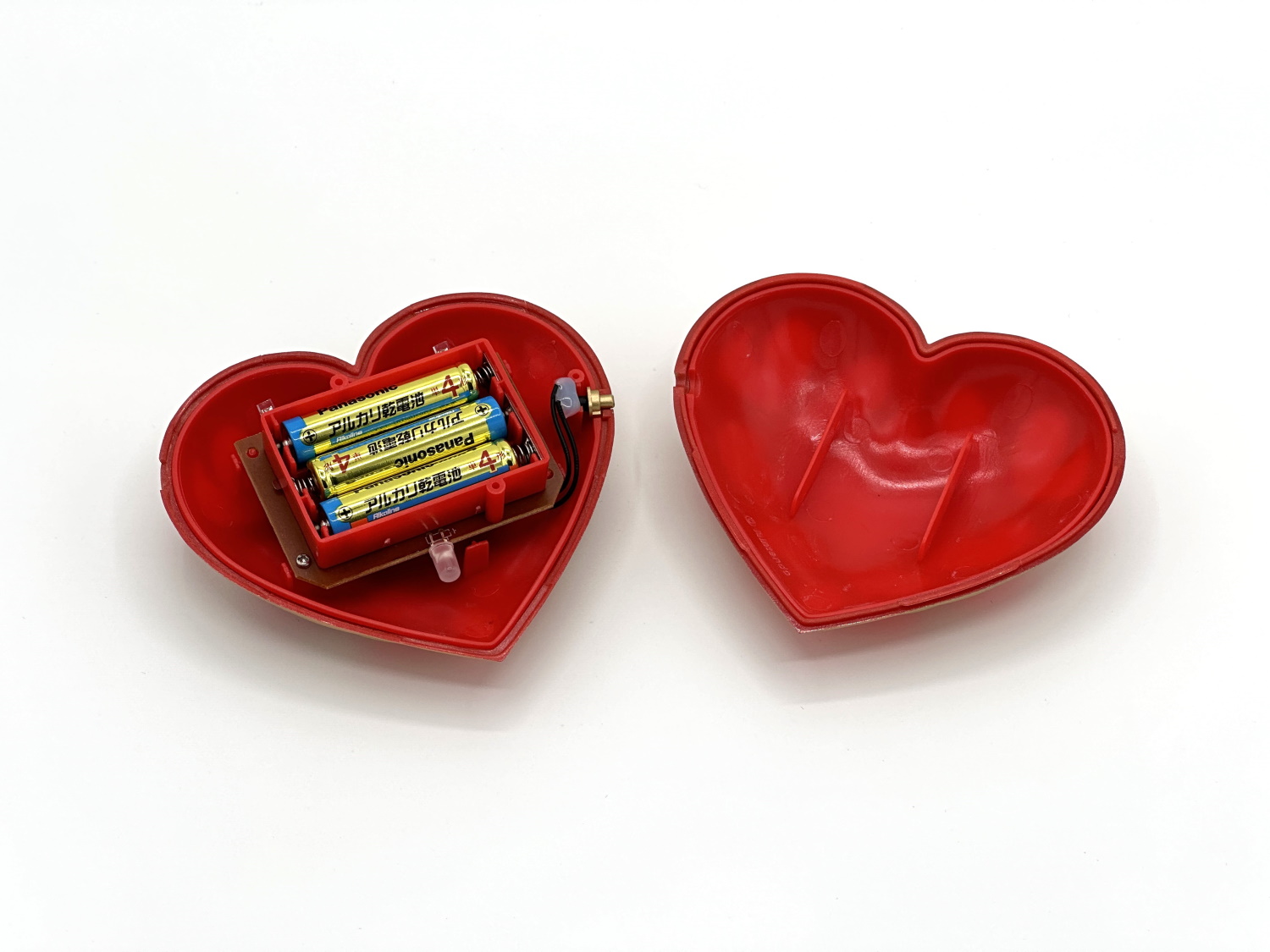 電池を入れたら、あとは戻すだけ！ カチッという気持ちのいい音が鳴る