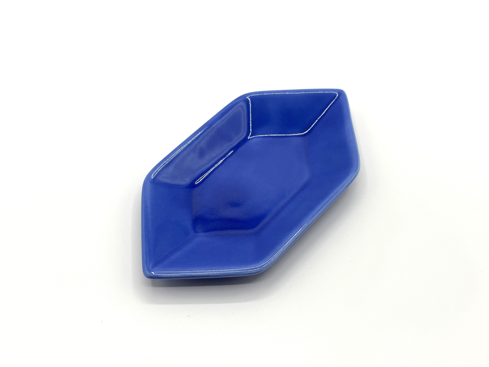 青色のルビーは淡い色合いが特徴。醤油さしとかにピッタリかも！