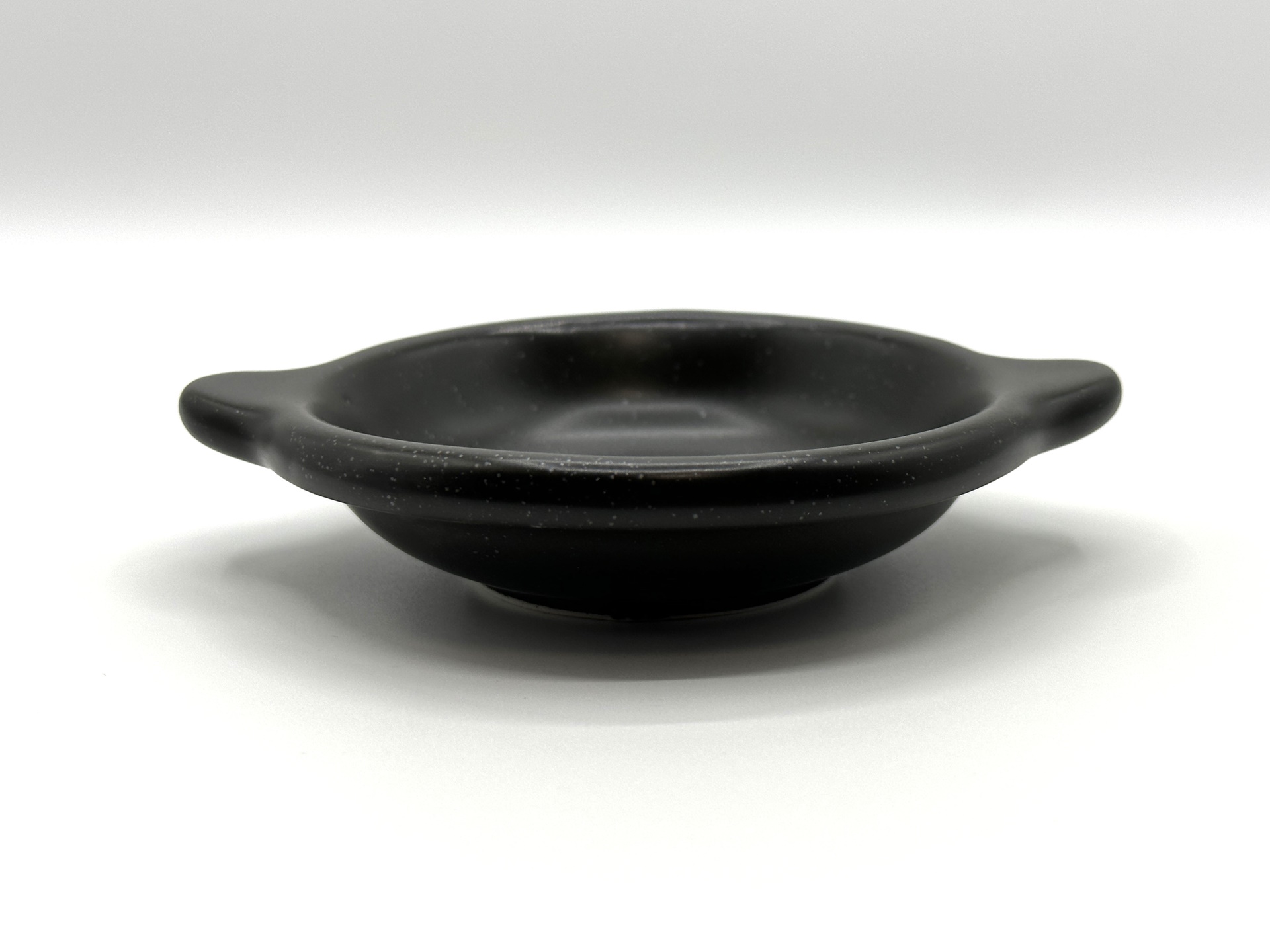 ほかの小皿より深めな作りになっているため、実用性も高い！