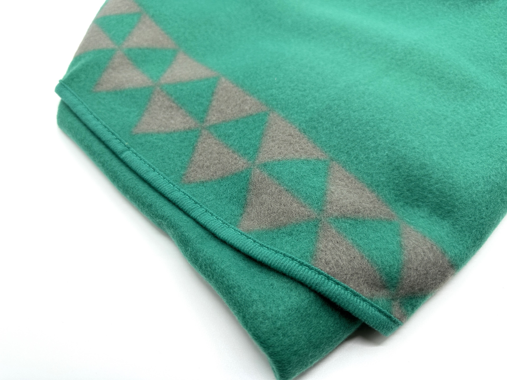 サイドには「ゼルダの伝説」らしいトライフォースも。またサラサラとしていて、触り心地も抜群だ