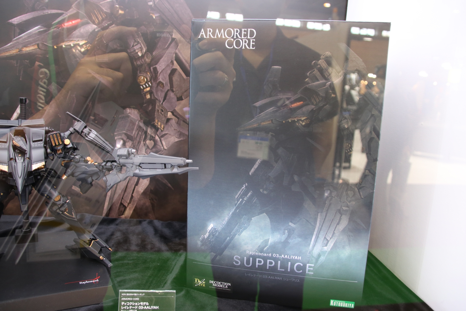 シックなパッケージ見本は複眼部分に光沢があり、外側からも高級感があるのがわかる。職人技が光るパッケージデザインだ