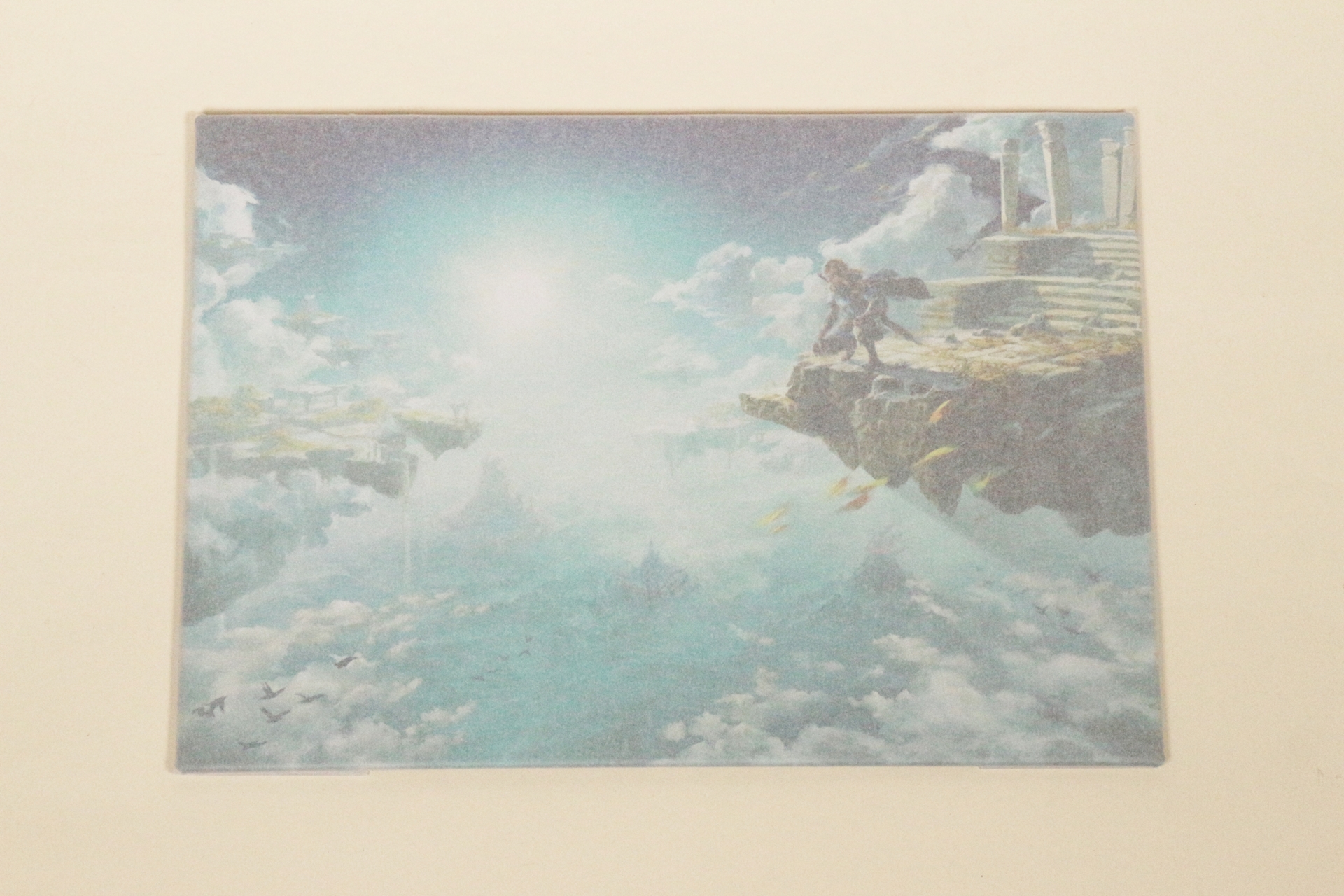 スチールポスターは白い紙に包まれて、厳重に包装されている