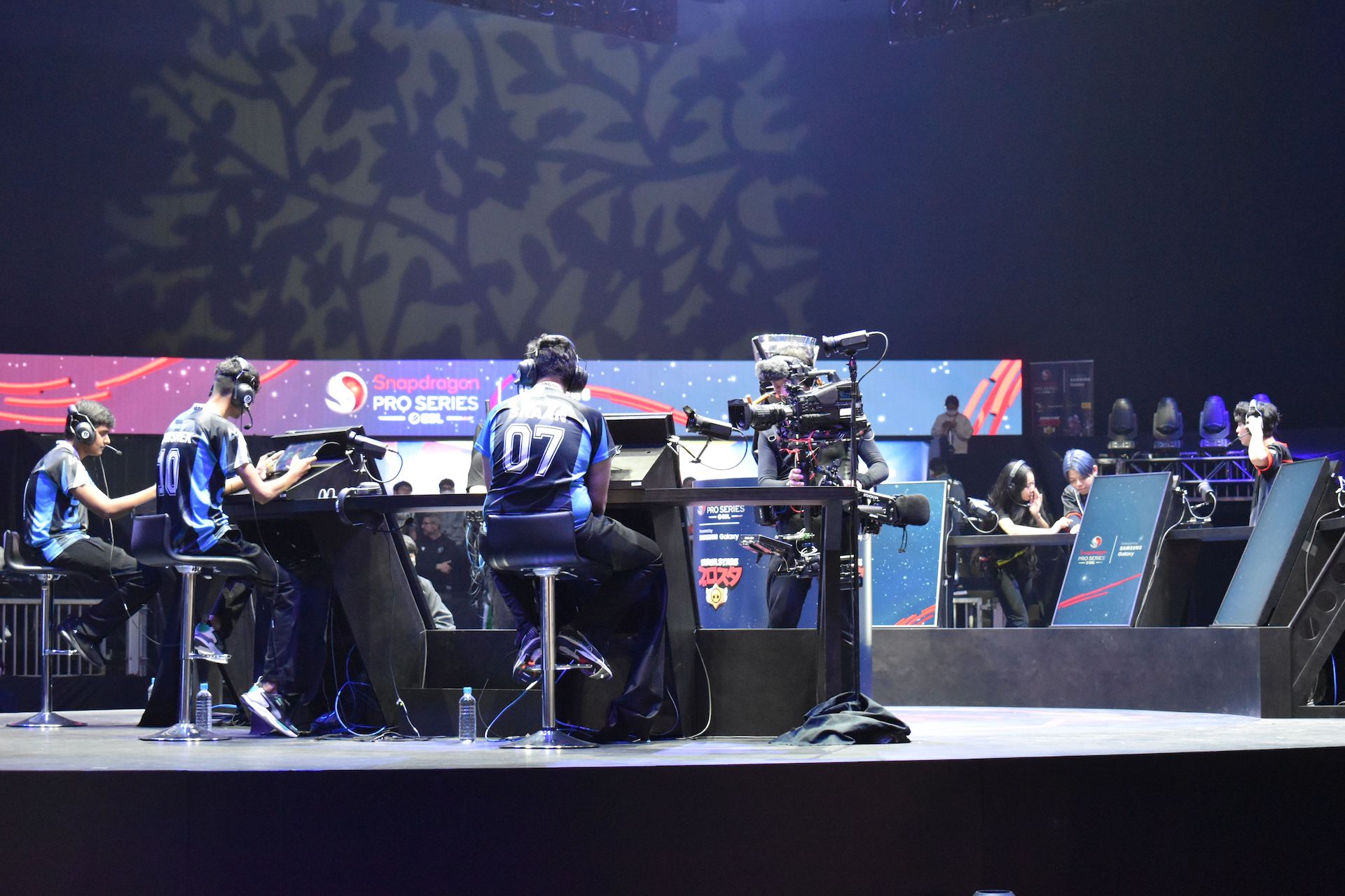 「Snapdragon Mobile Masters」では「ブロスタ」の大会が行われていた。各国から強豪チームが集まっており、ハイレベルな戦いを観客は画面に吸い込まれるように見ていた