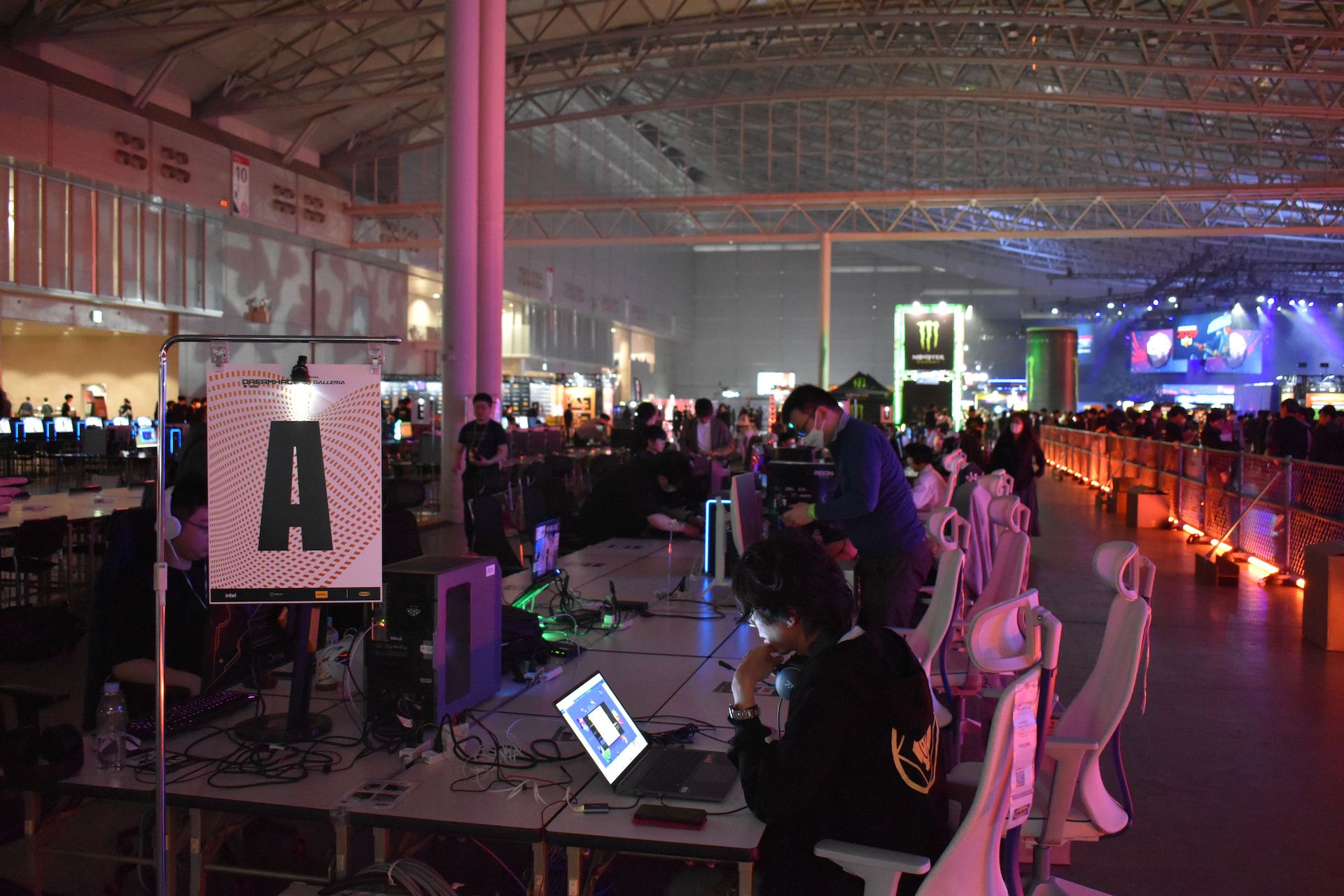 BYOCエリアでそれぞれの席をセットアップしているゲーマーを見るのも楽しい