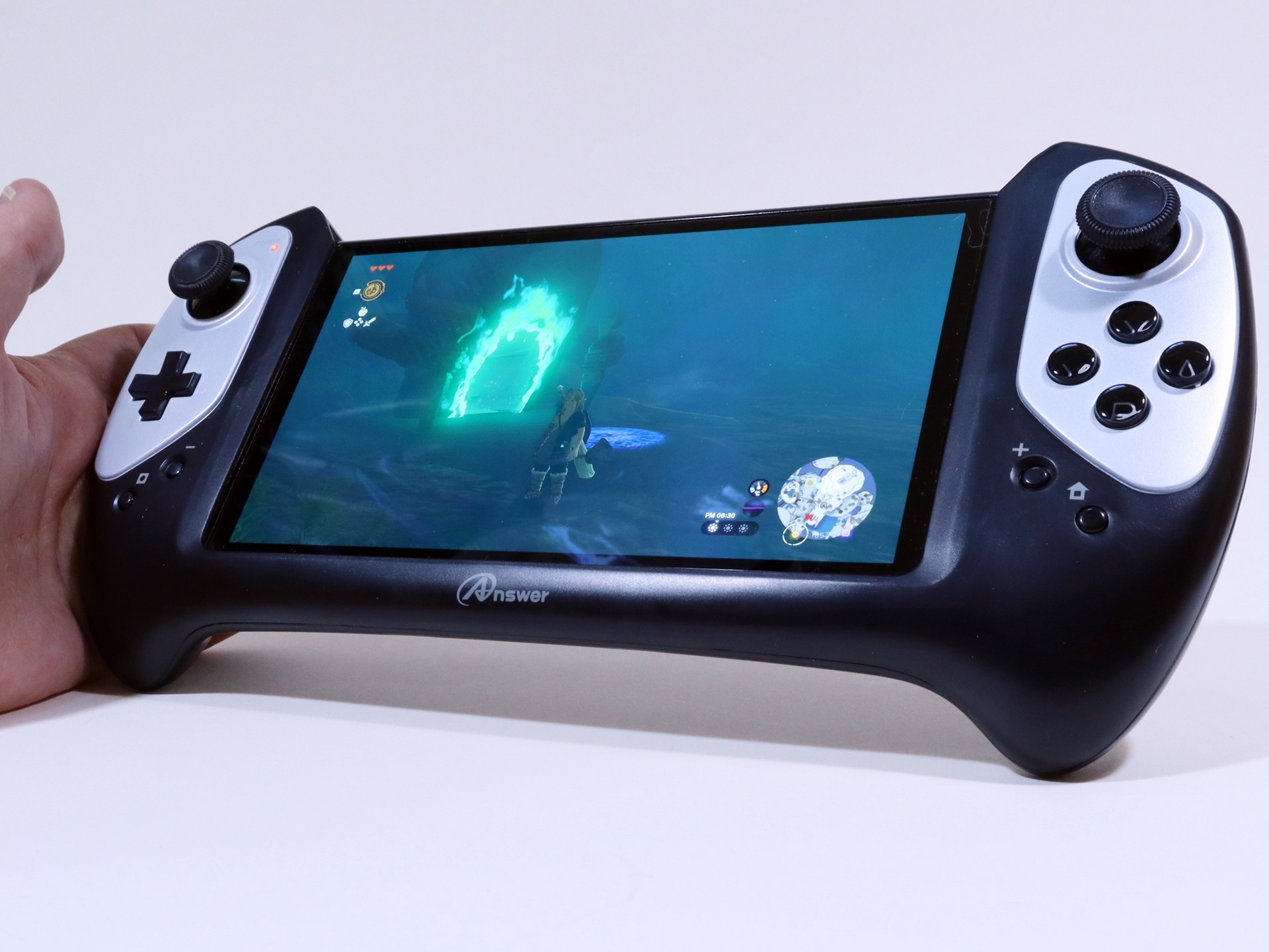 「Switch有機EL用2ndステーションコントローラ」を装着すると、フラットなNintendo Switch有機ELモデル＋Joy-Con装着時と比べて、かなり安定した状態となる