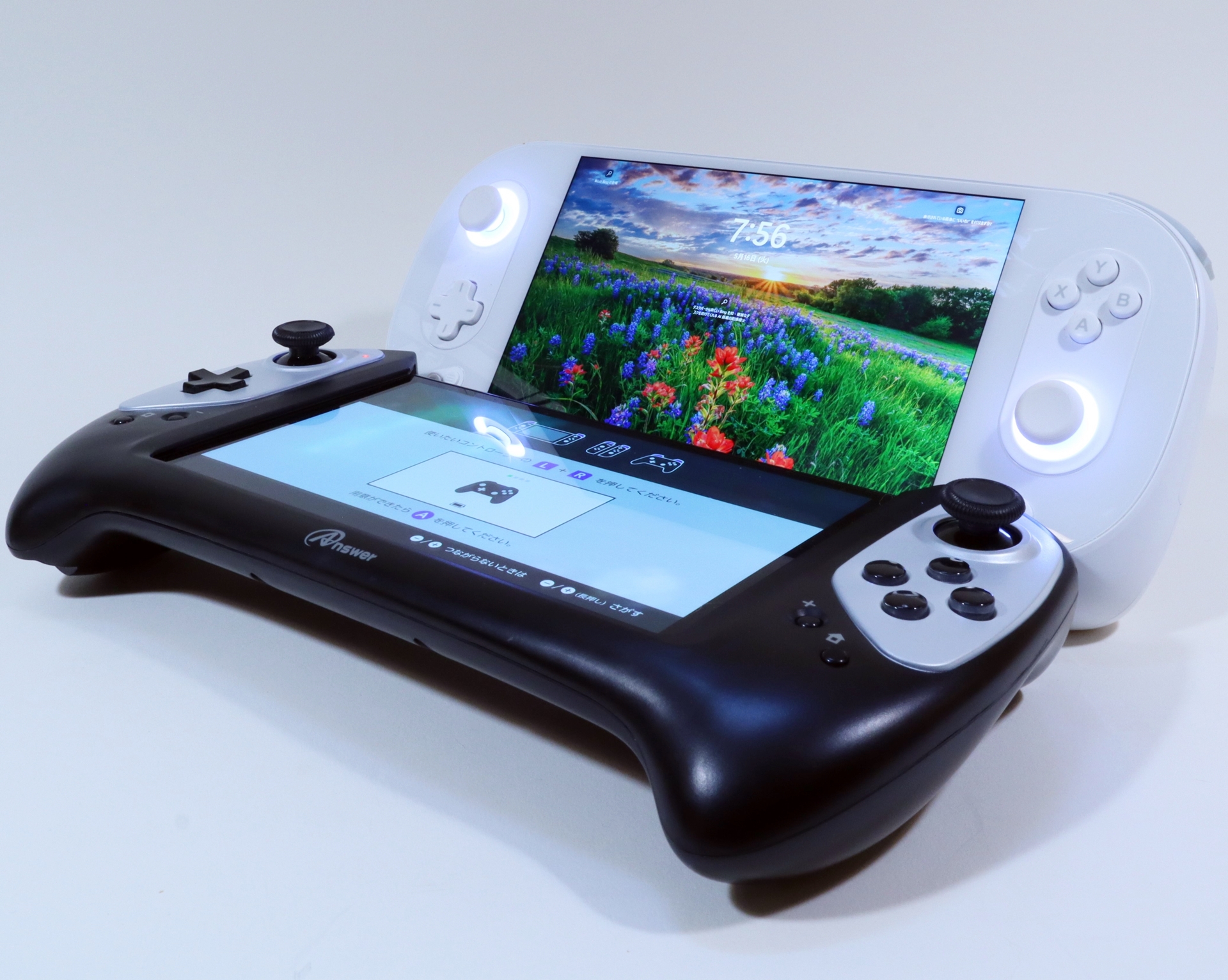 筆者借用中のポータブルUMPC「AYANEO 2」と比較しても引けを取らないサイズ感だ