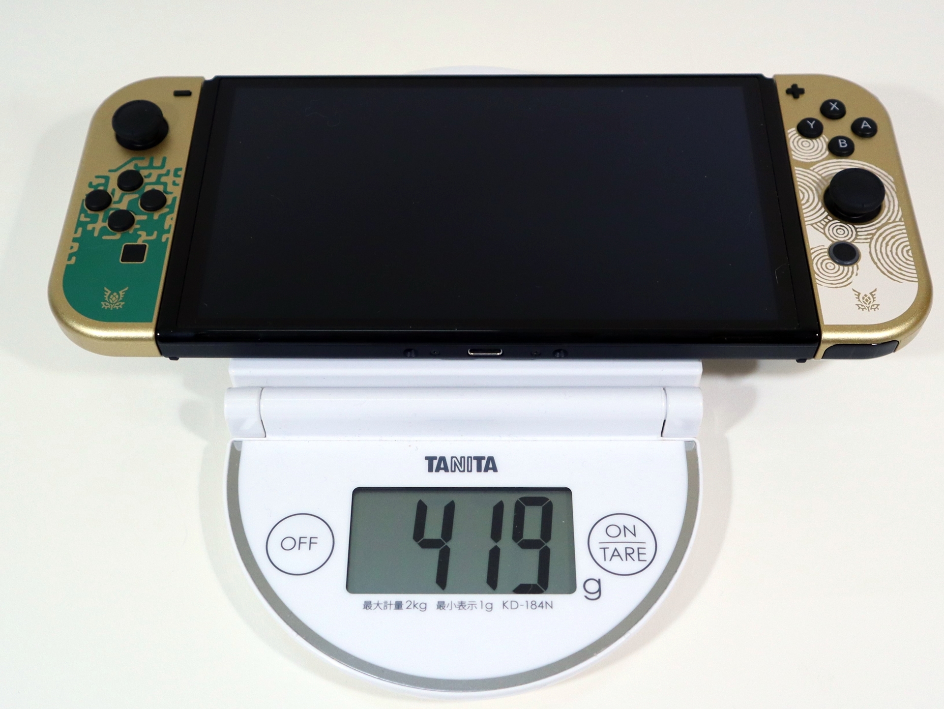 通常のJoy-Con装着時の重量は419gなのでそれなりにずっしりした感じになる