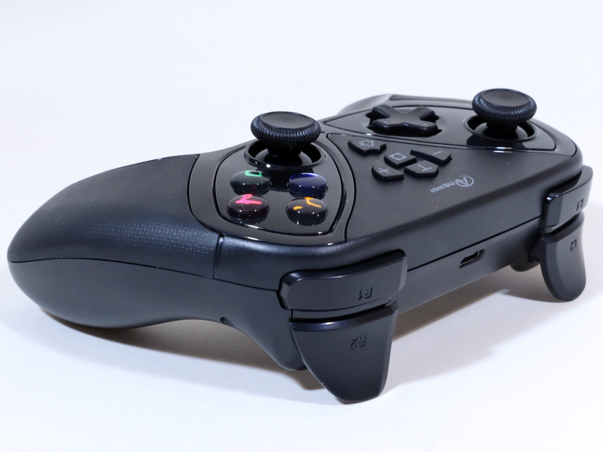 A/B/X/Yボタンは接続時などに内部のLEDが点灯して光る