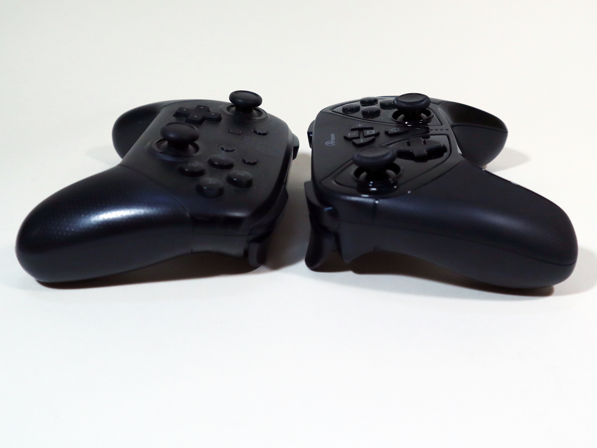 純正のNintendo Switch Proコントローラーと比較してみたところ、「Switch用 ワイヤレスコントローラ フォース」の方が若干前向きに傾斜しているほか、全体的な高さやグリップの形状、厚みなどに違いがあった