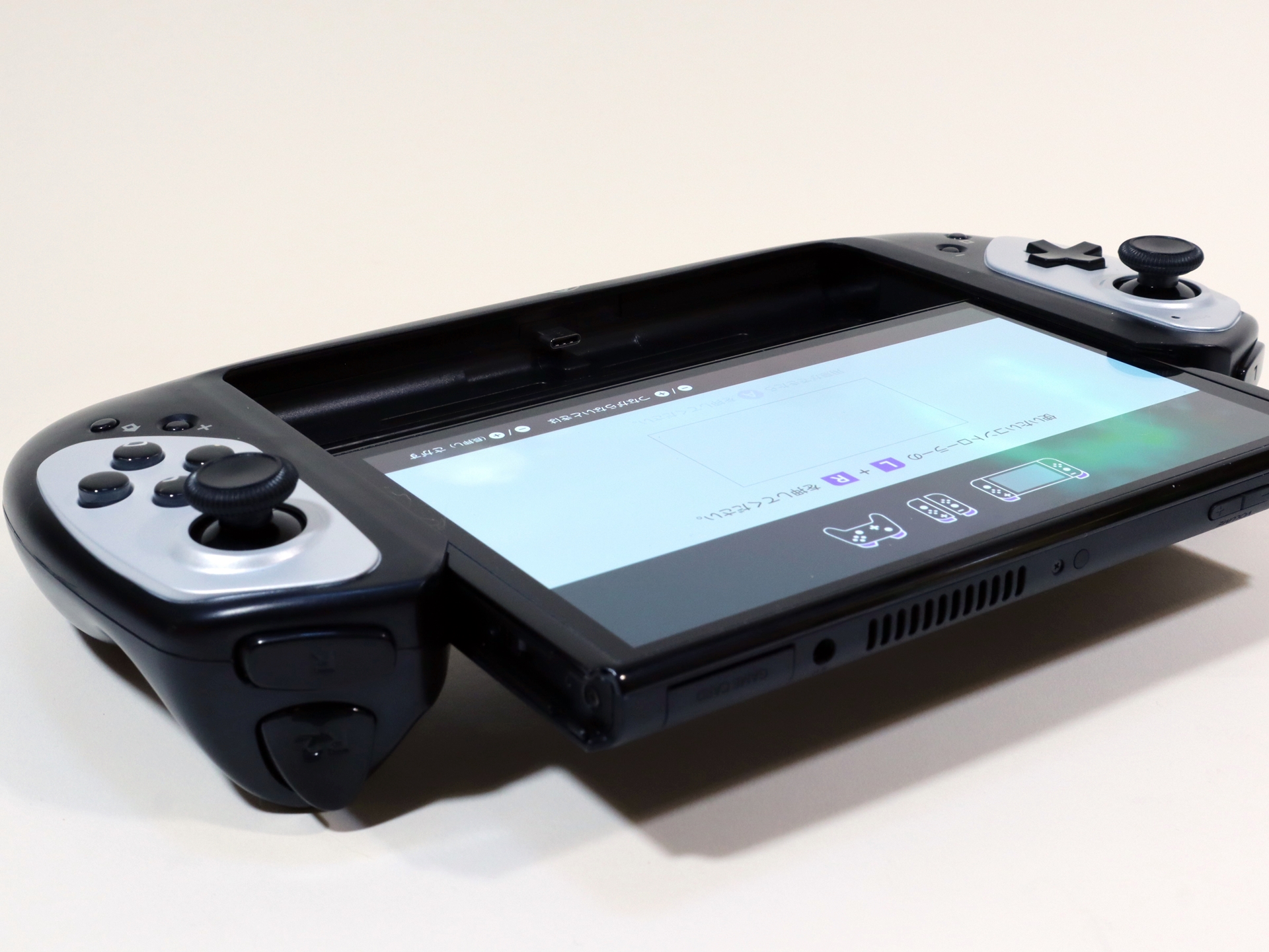 装着は上部からNintendo Switch本体のみをスライドさせて差し込む。Nintendo Switch本体両端との接触部には傷を防止するためのラバーが貼り付けられている