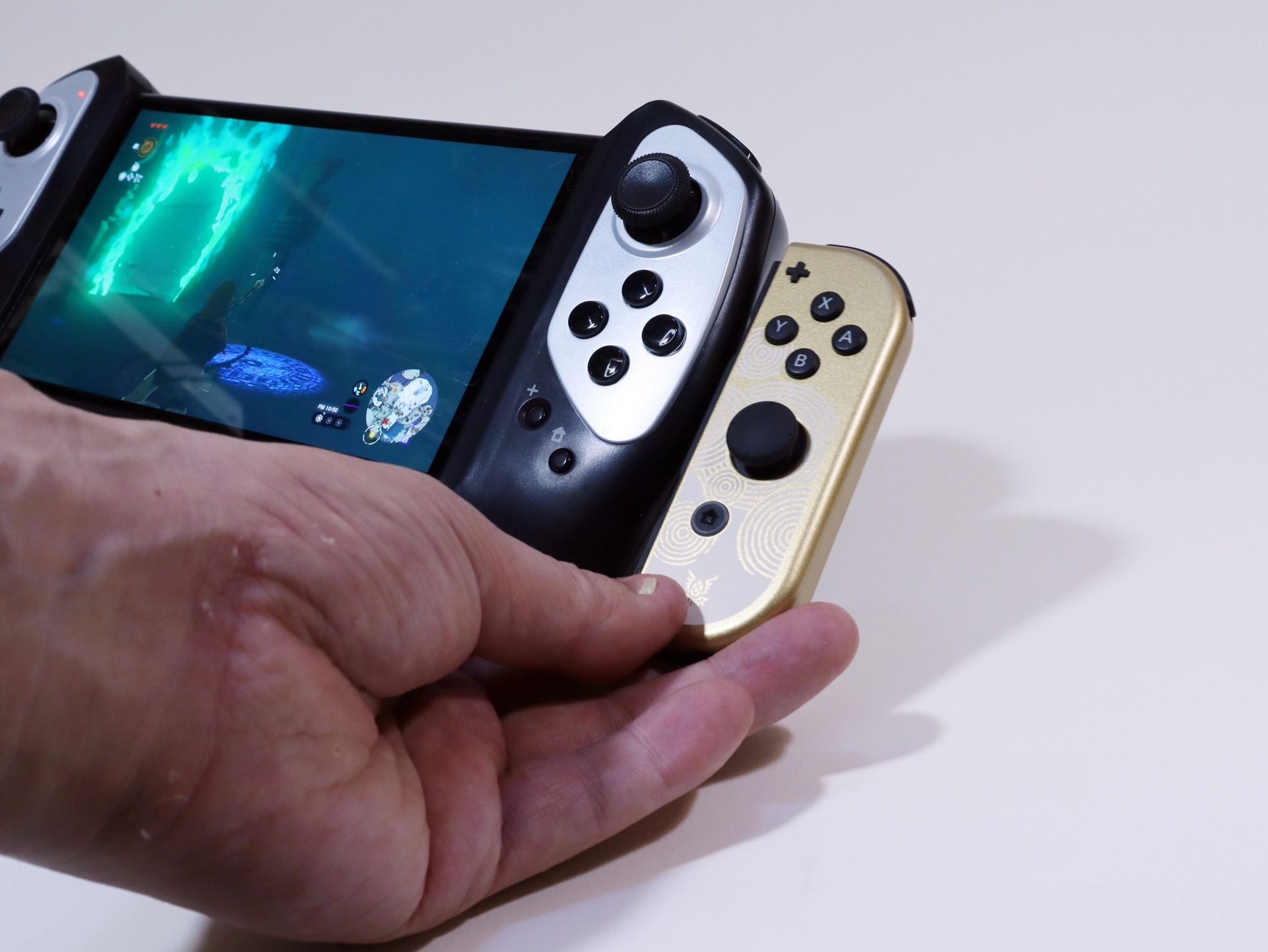 右側コントローラーについては、右Joy-ConとA/B/X/Yボタンとアナログスティックの位置が逆になっている