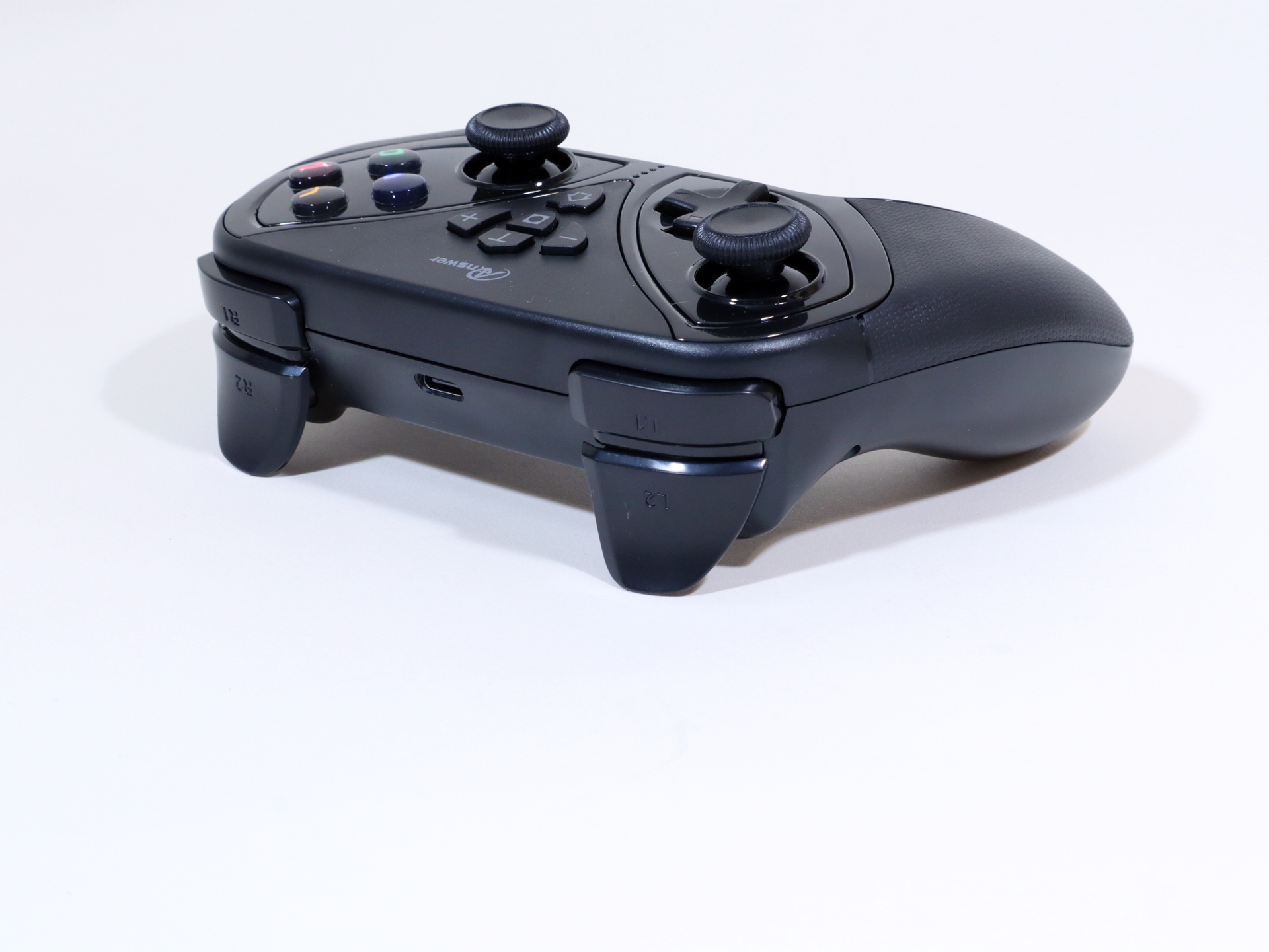 USB接続時は有線接続、ケーブルを抜くと無線接続で動作するハイブリッド仕様