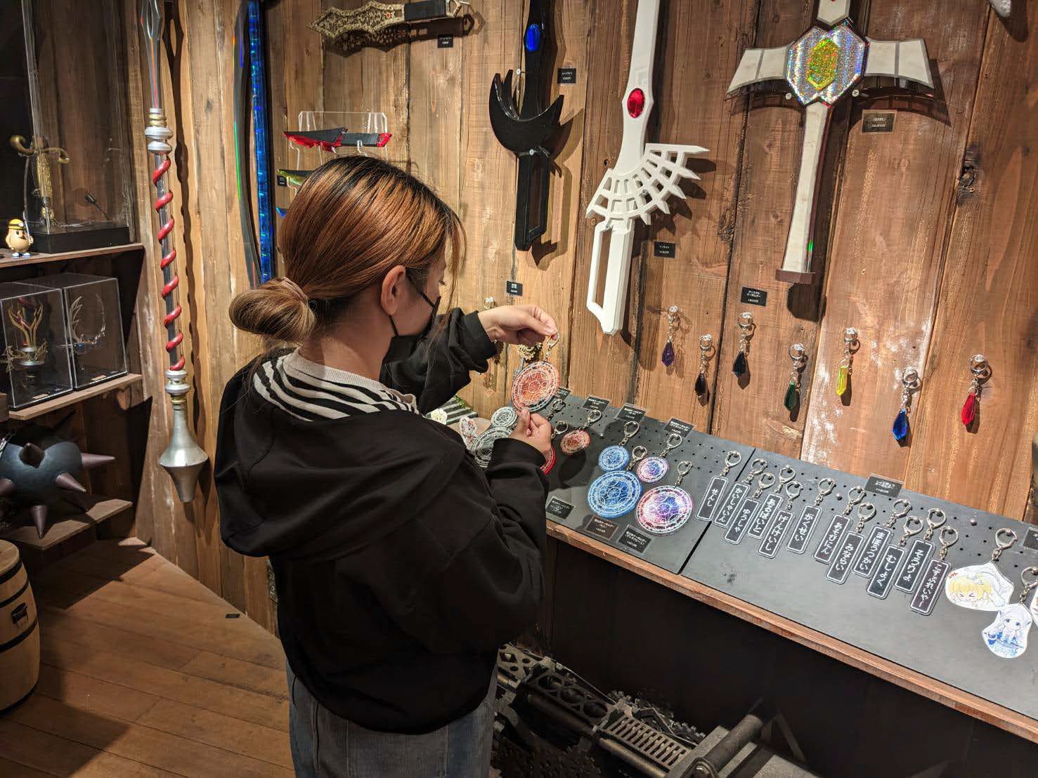 冒険が終わったら1Fに併設された武器屋でオリジナルグッズを購入可能