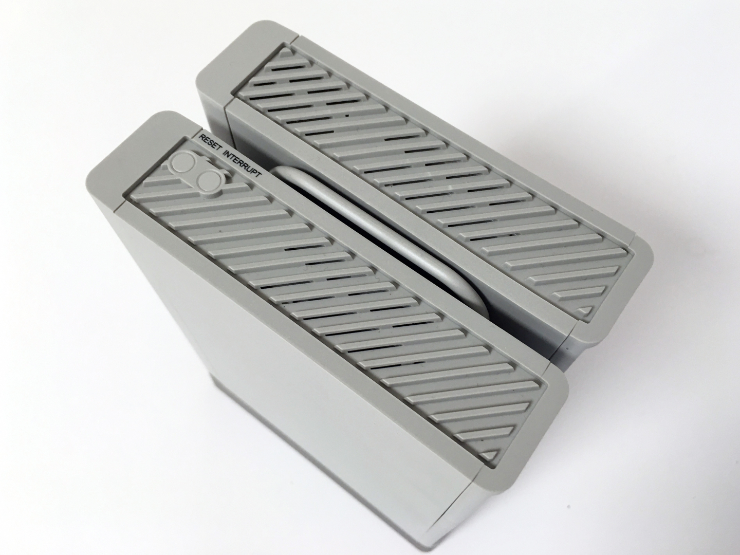 天面部分にはスリットが入れられ、実機と同じく右タワーの上面にインタラプトスイッチとリセットボタンが配置されている。小さいので、ちょっと指が太い人だと押しにくく感じるかもしれない。